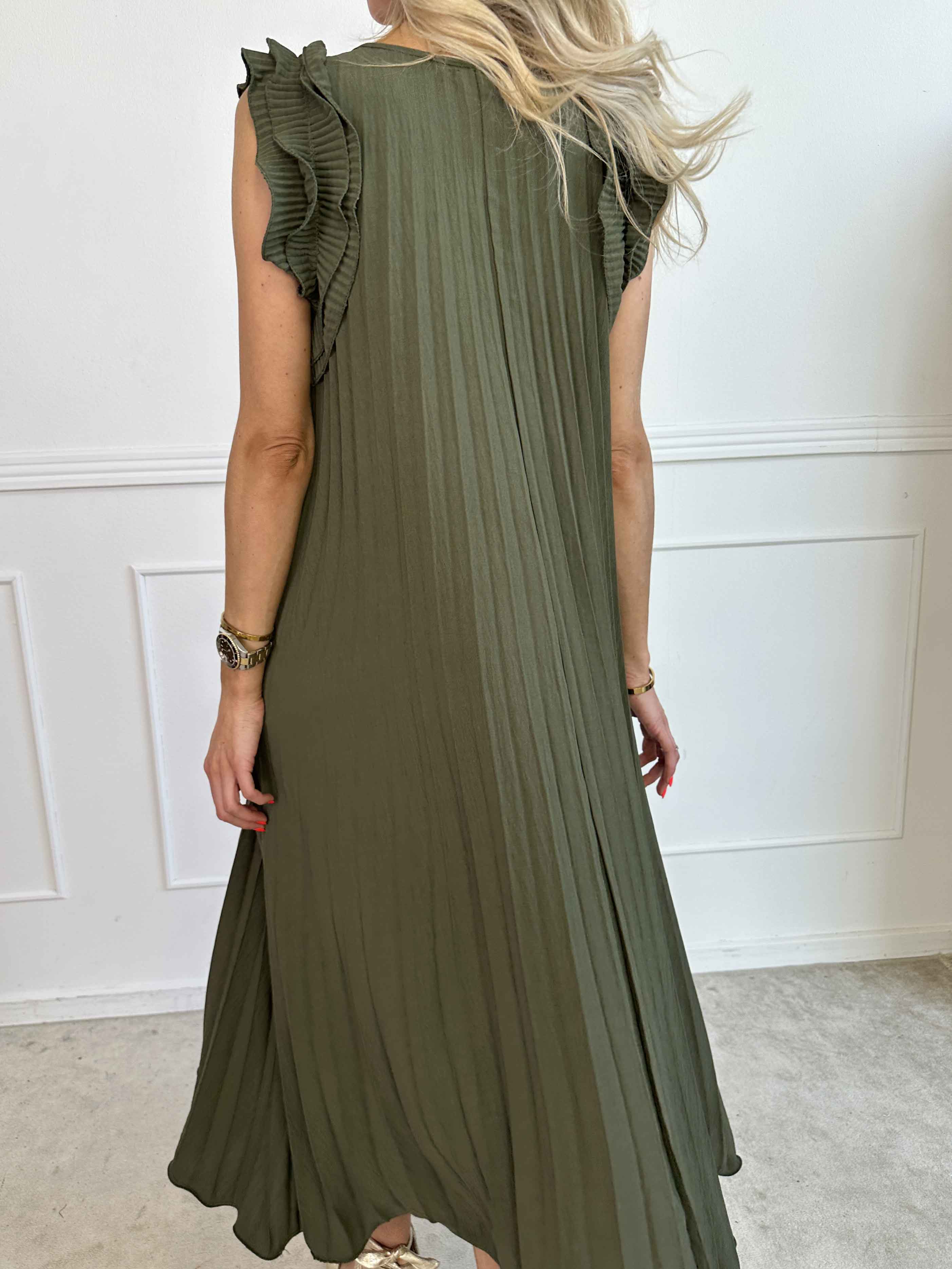 Zlata - Lång plisserad klänning med söta volangärmar