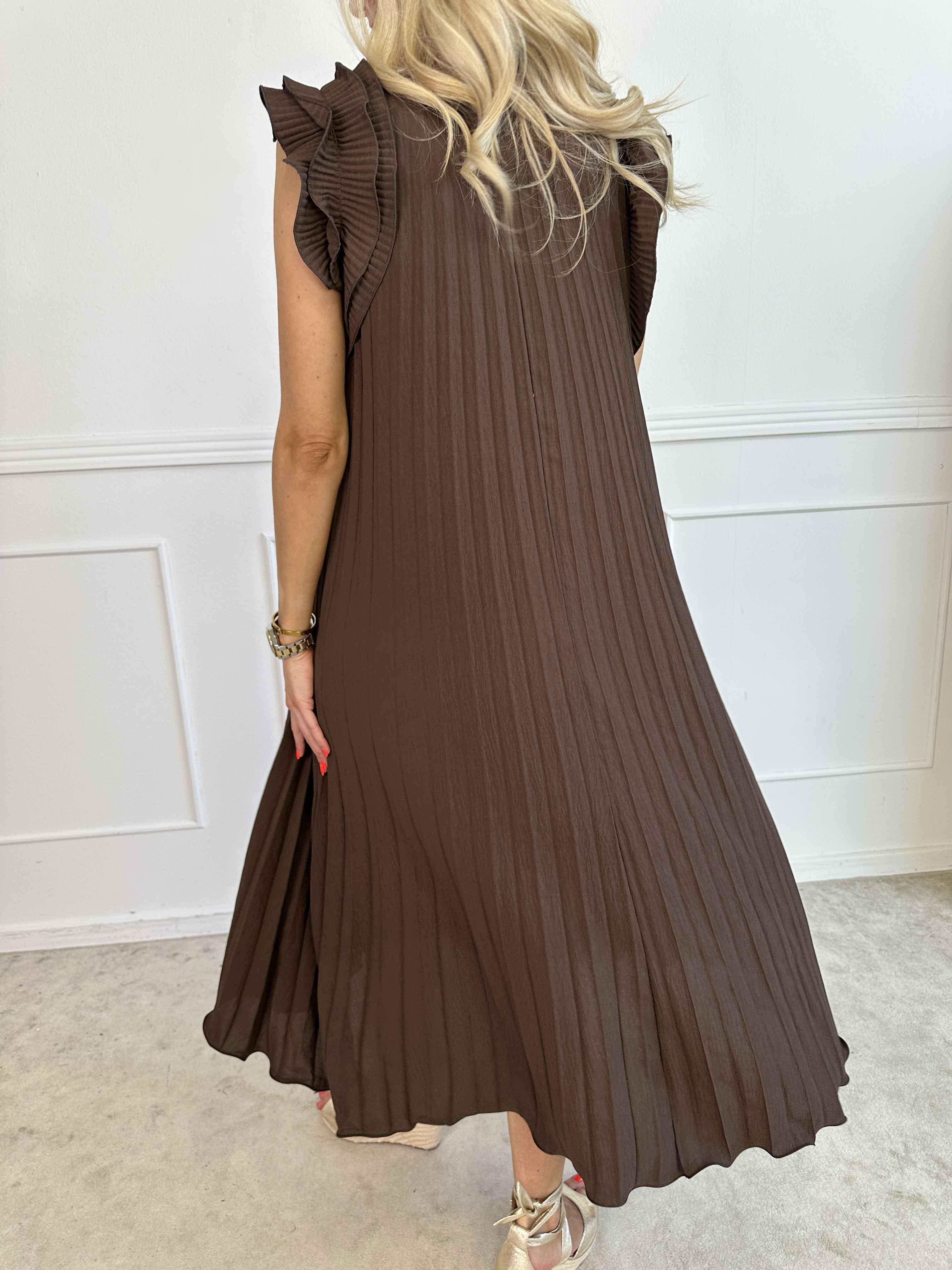 Zlata - Lång plisserad klänning med söta volangärmar