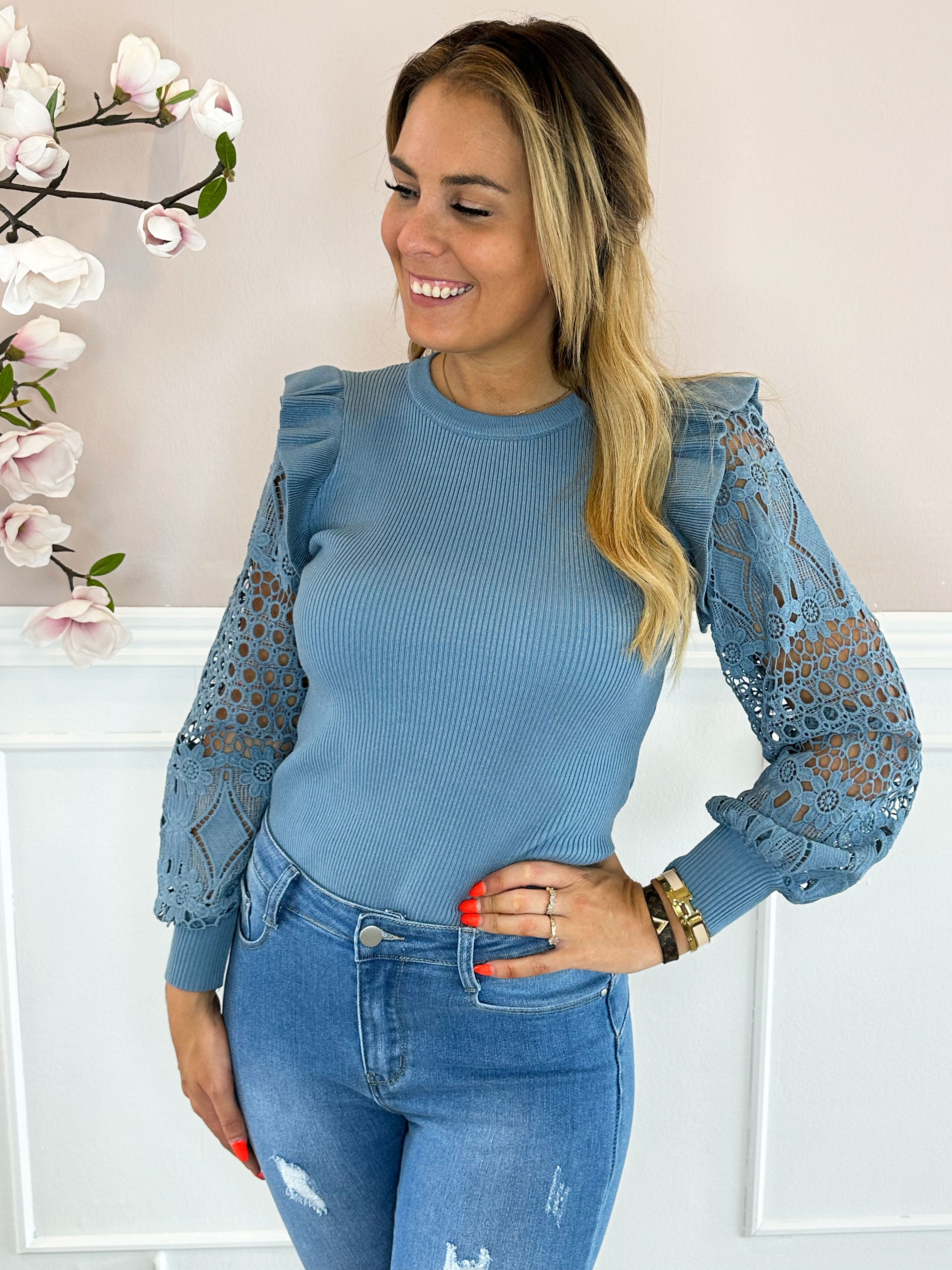 Diamond - Stickad blus med broderade ärmar och volangdetaljer