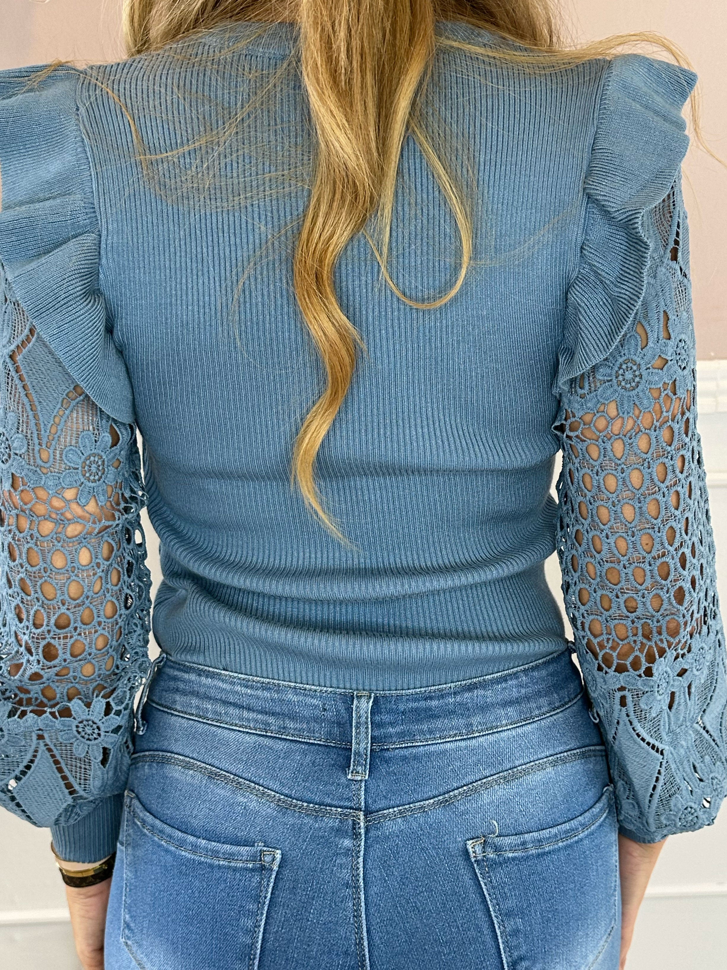 Diamond - Stickad blus med broderade ärmar och volangdetaljer