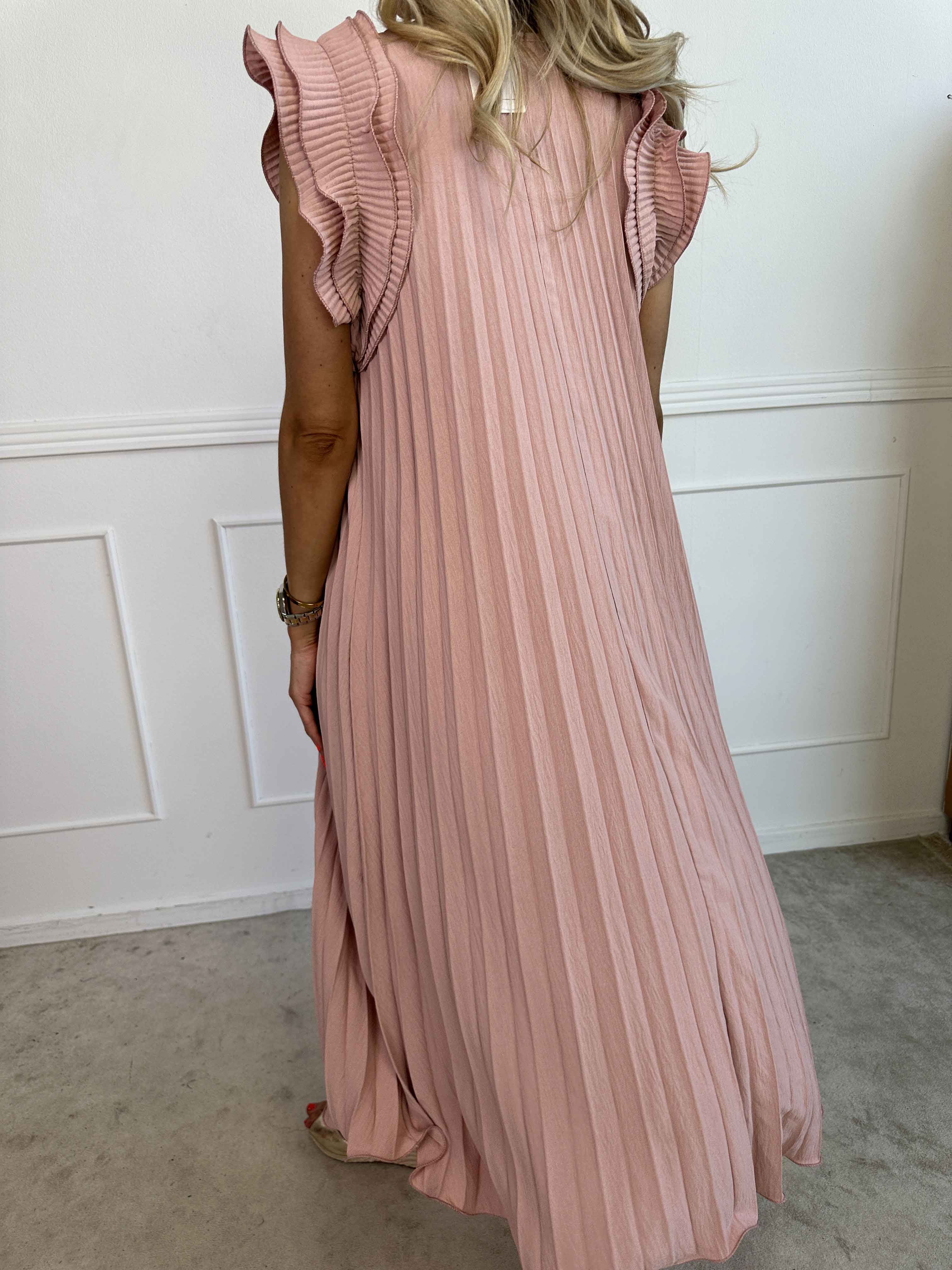 Zlata - Lång plisserad klänning med söta volangärmar