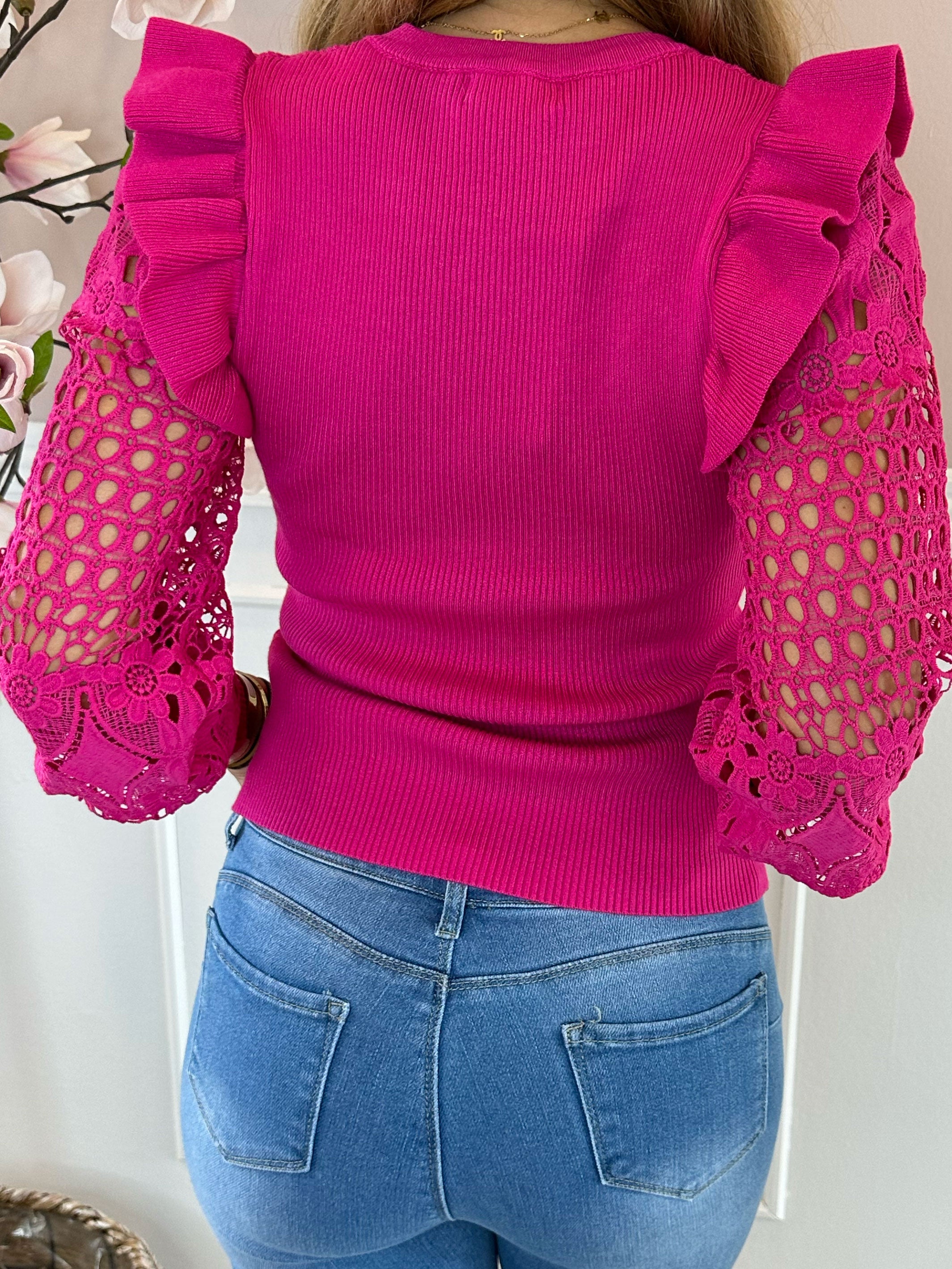 Diamond - Stickad blus med broderade ärmar och volangdetaljer