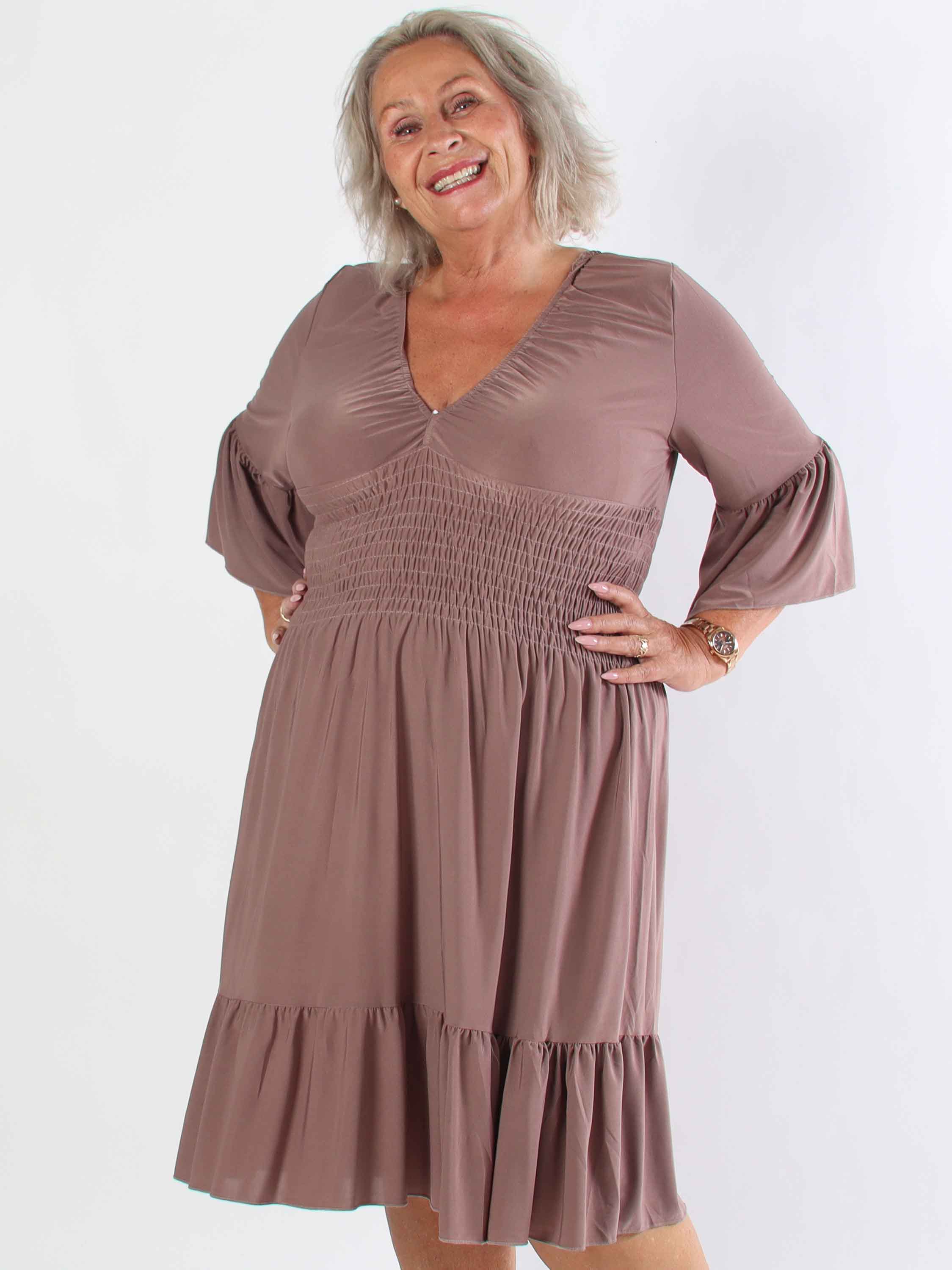 Flora Plain - Elastisk plus size klänning med resår och volang på ärmen