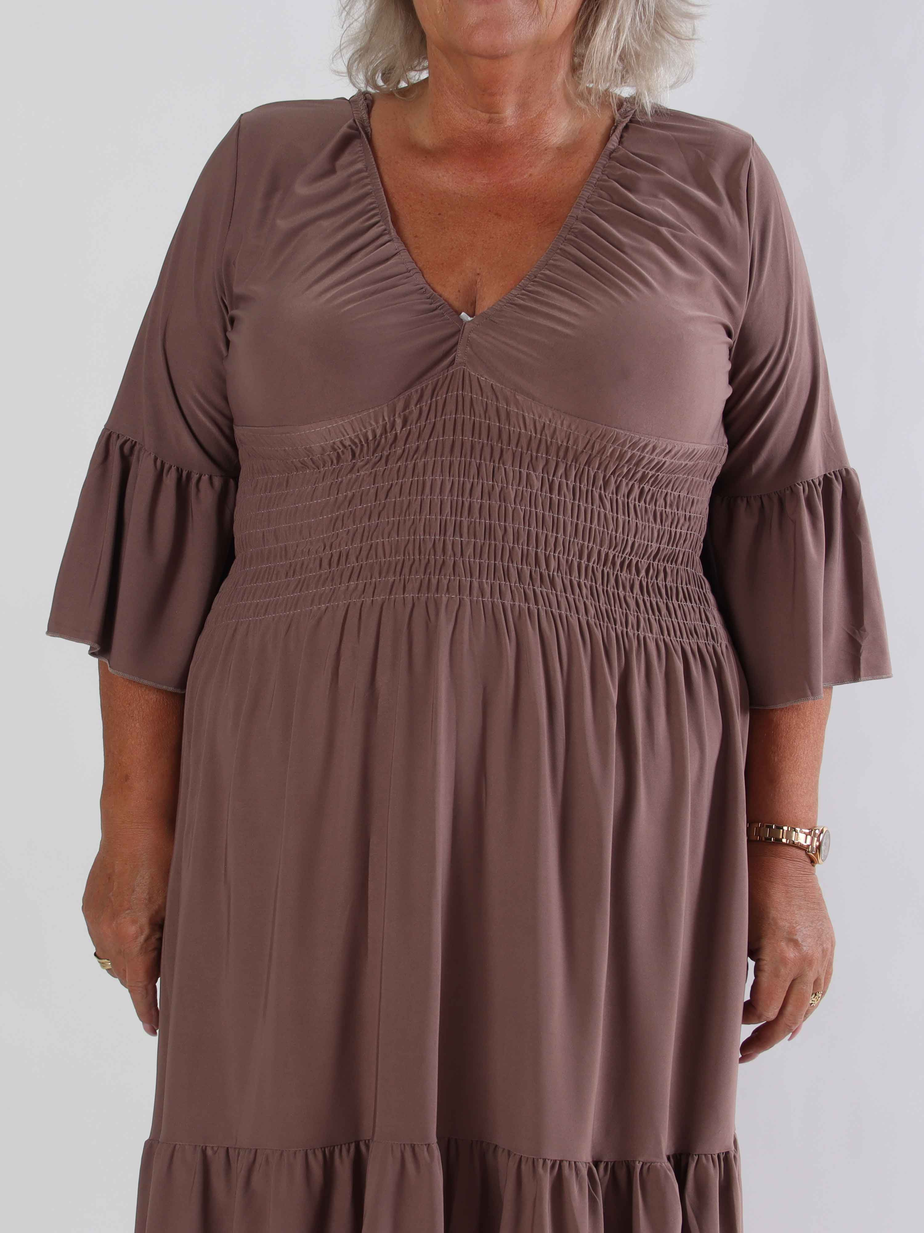 Flora Plain - Elastisk plus size klänning med resår och volang på ärmen