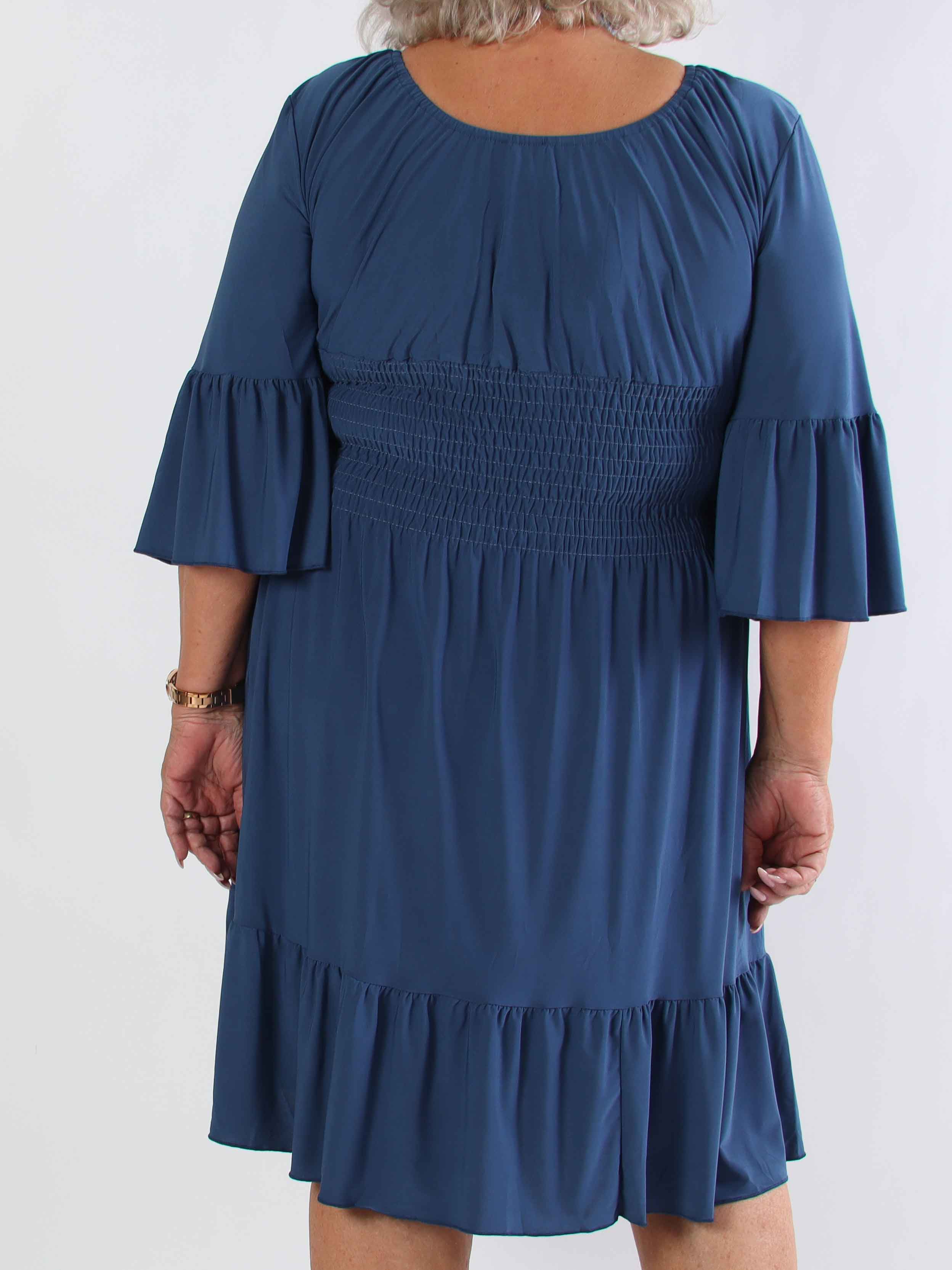 Flora Plain - Elastisk plus size klänning med resår och volang på ärmen