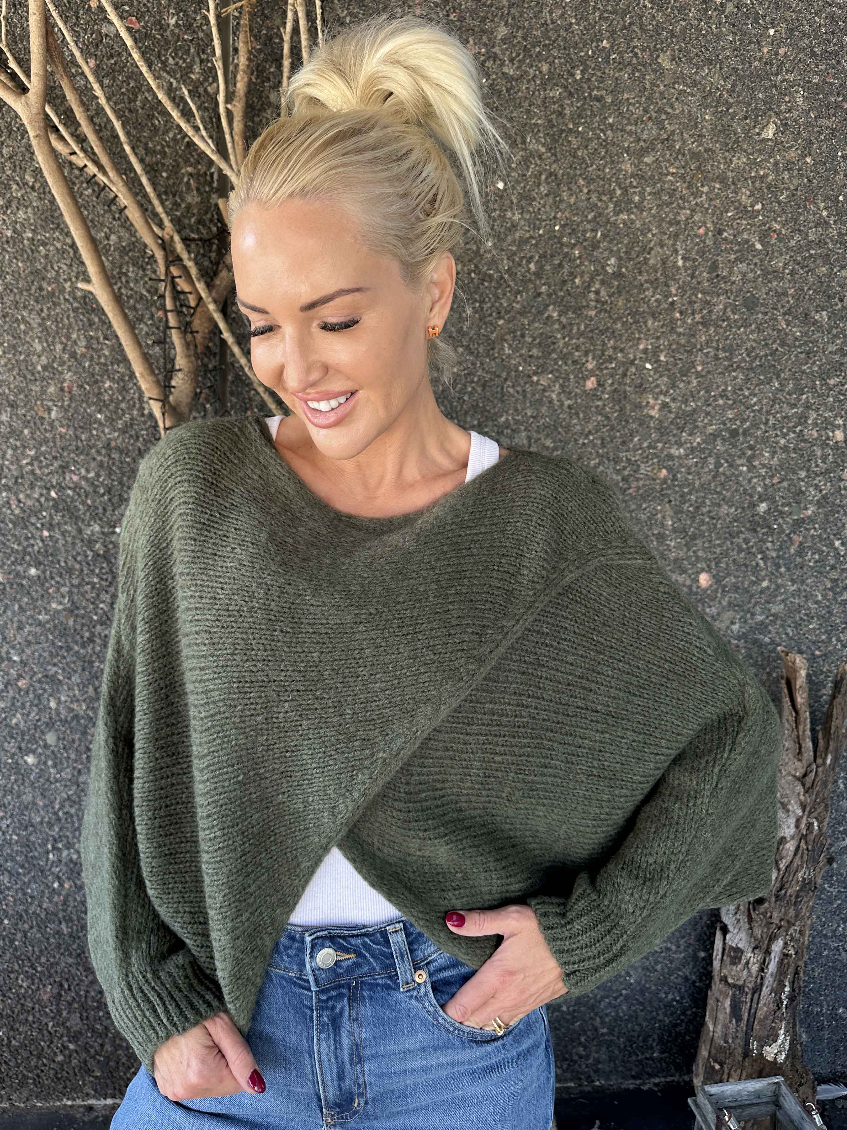 Sonja - Kort stickad tröja med kryssdetalj framtill