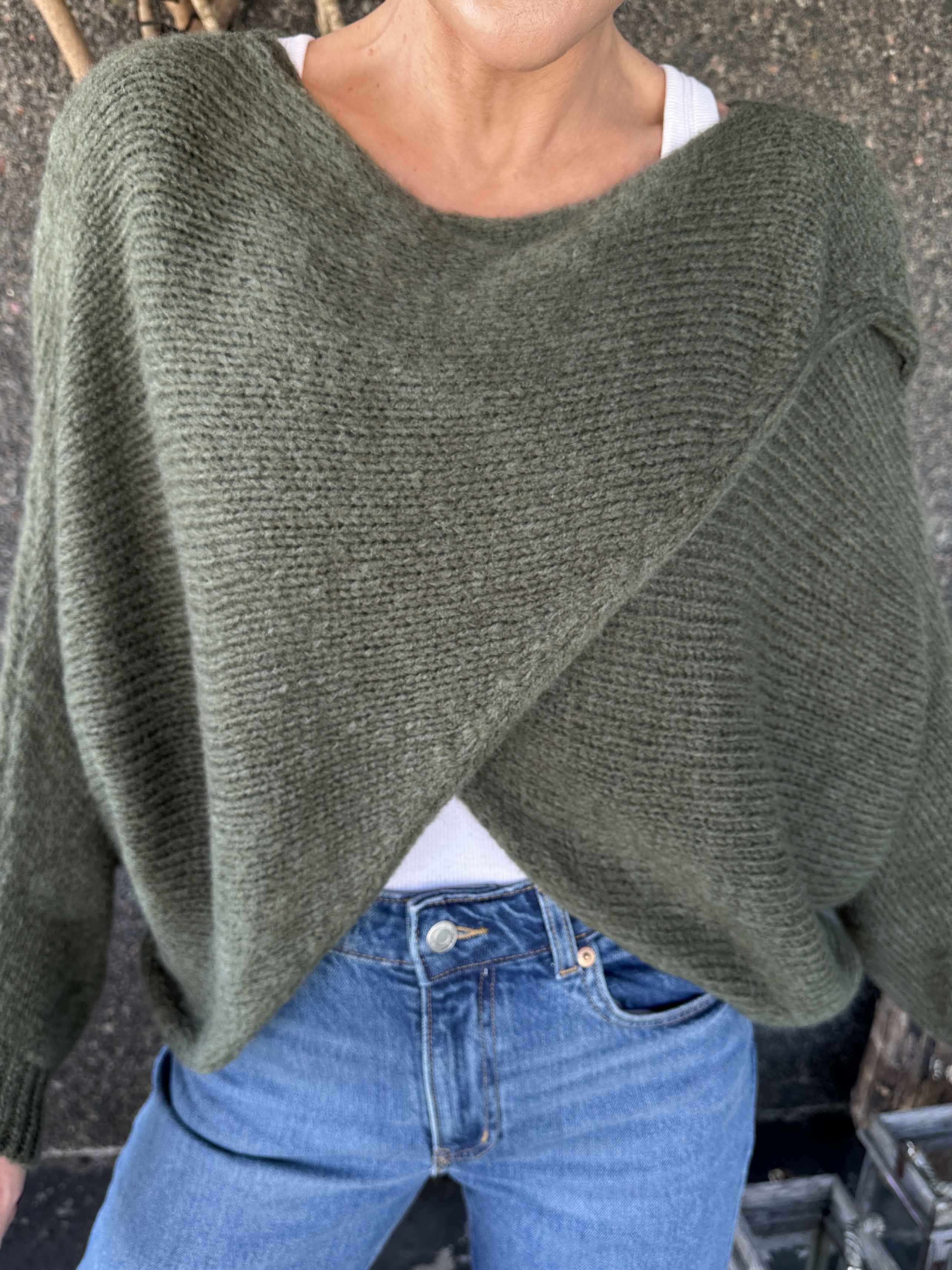 Sonja - Kort stickad tröja med kryssdetalj framtill