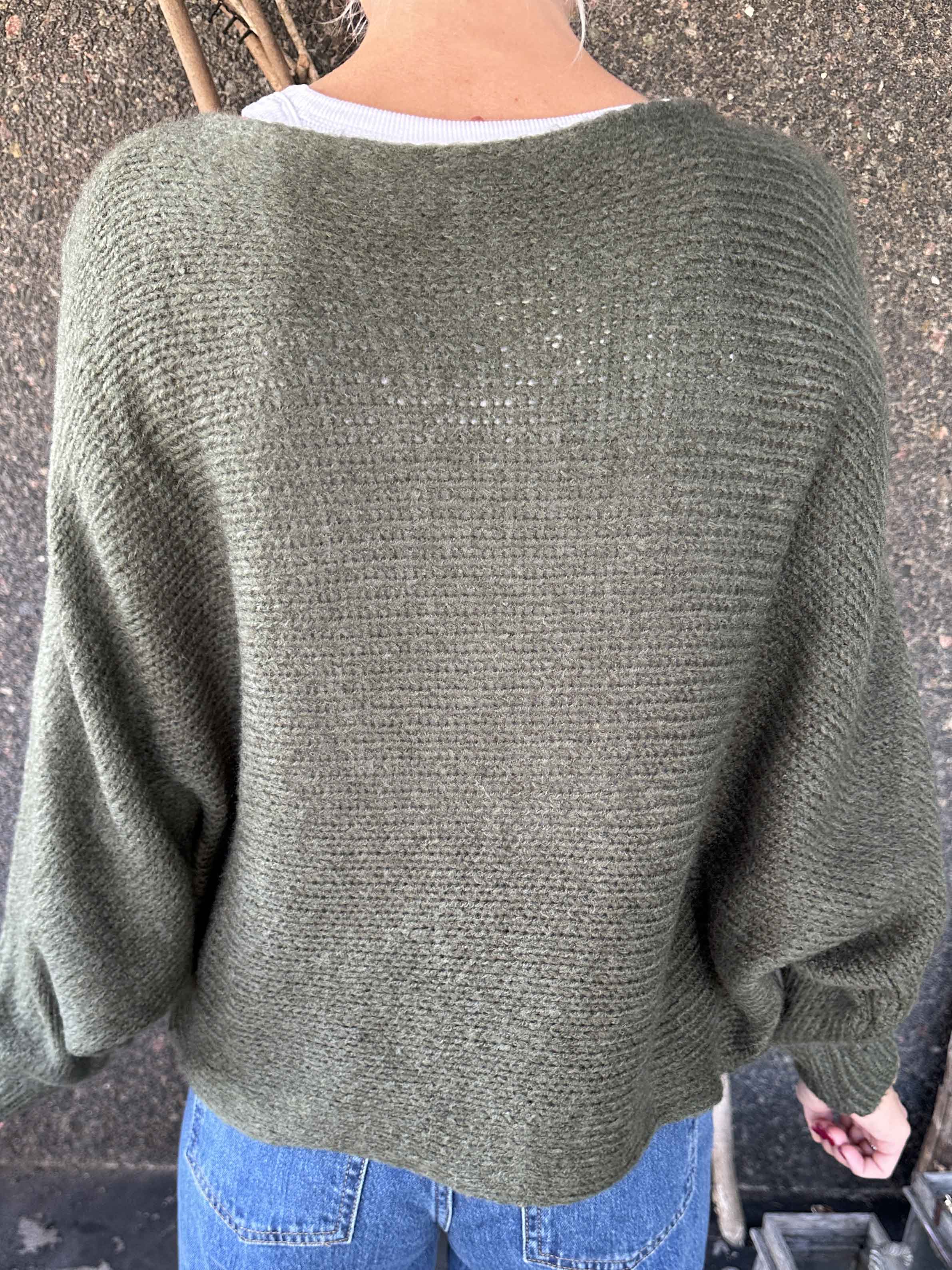 Sonja - Kort stickad tröja med kryssdetalj framtill