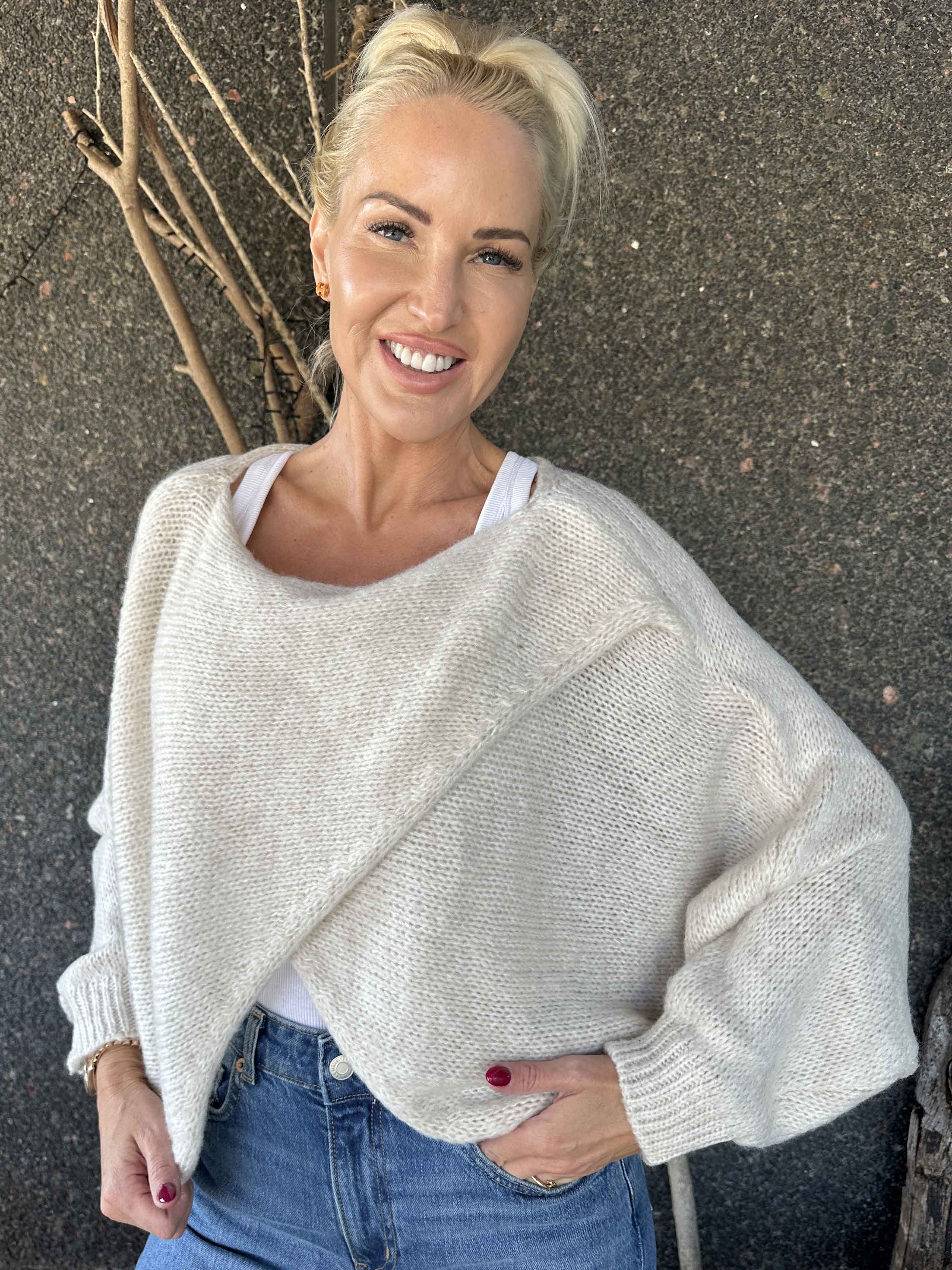 Sonja - Kort stickad tröja med kryssdetalj framtill