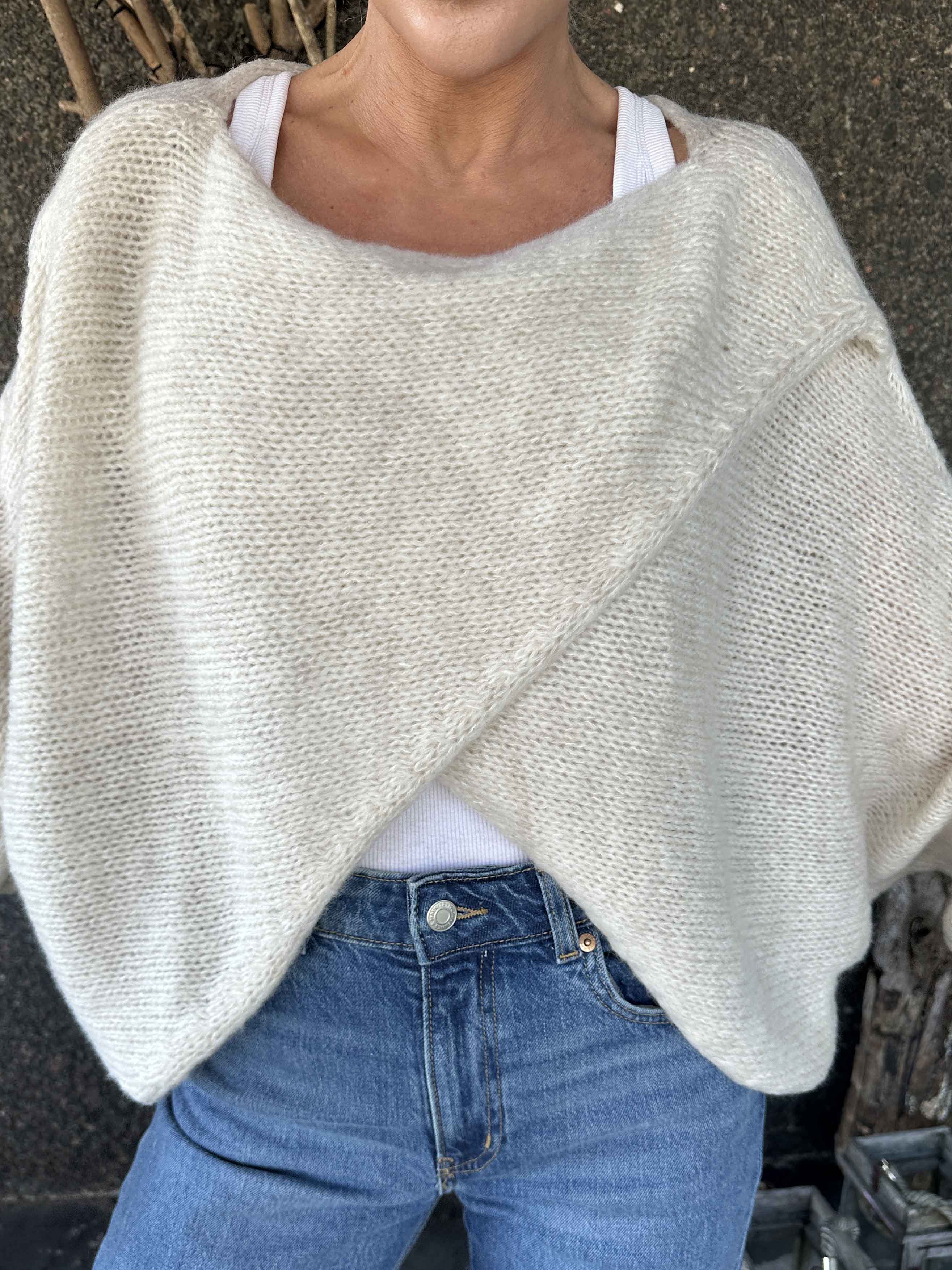 Sonja - Kort stickad tröja med kryssdetalj framtill