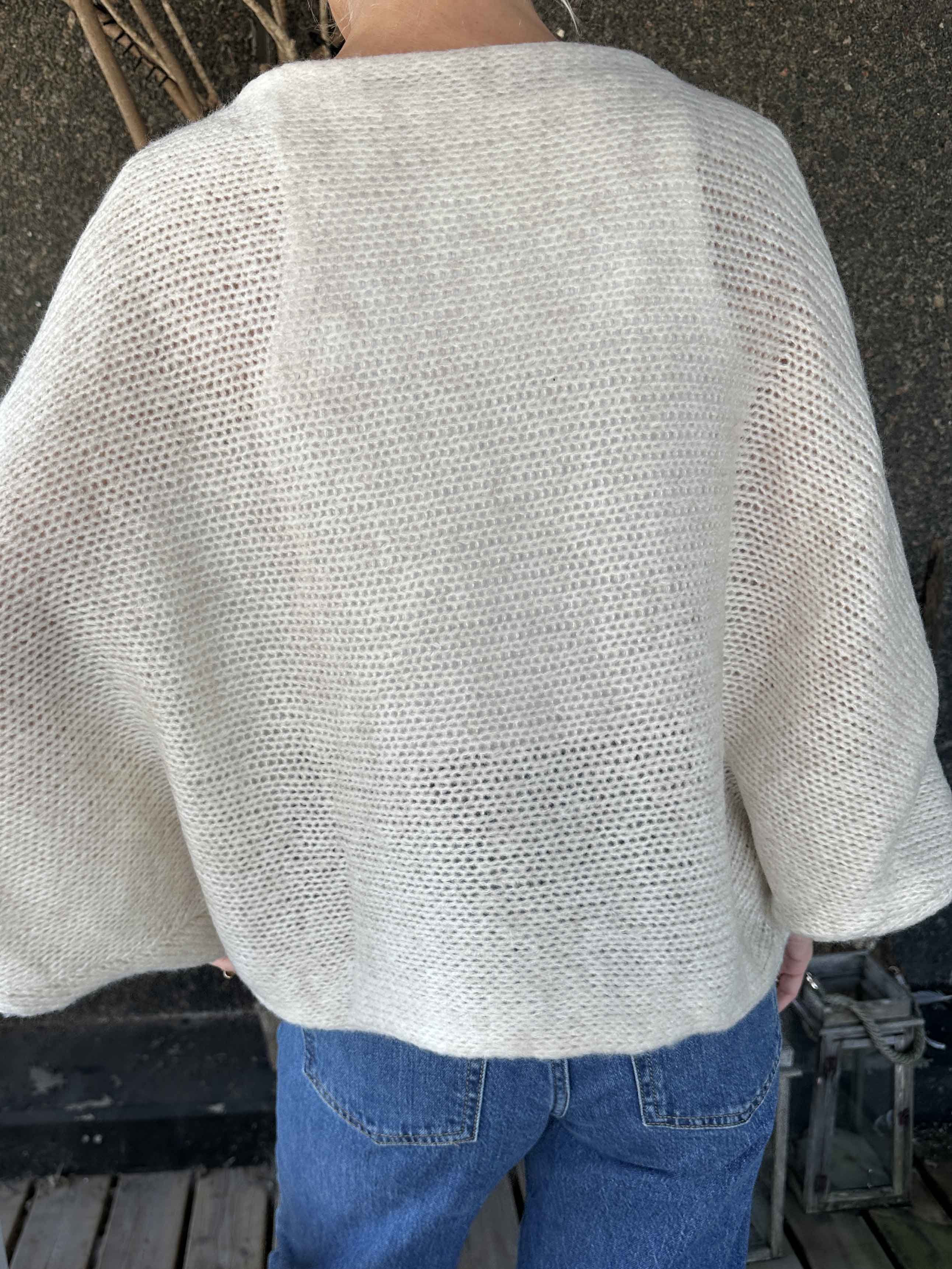 Sonja - Kort stickad tröja med kryssdetalj framtill