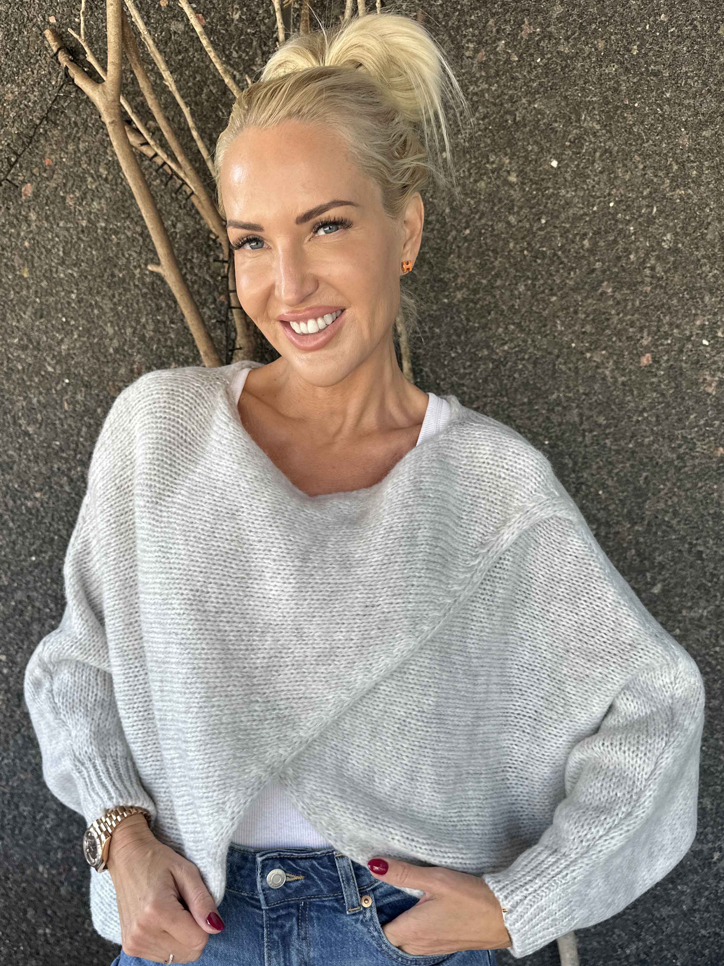 Sonja - Kort stickad tröja med kryssdetalj framtill