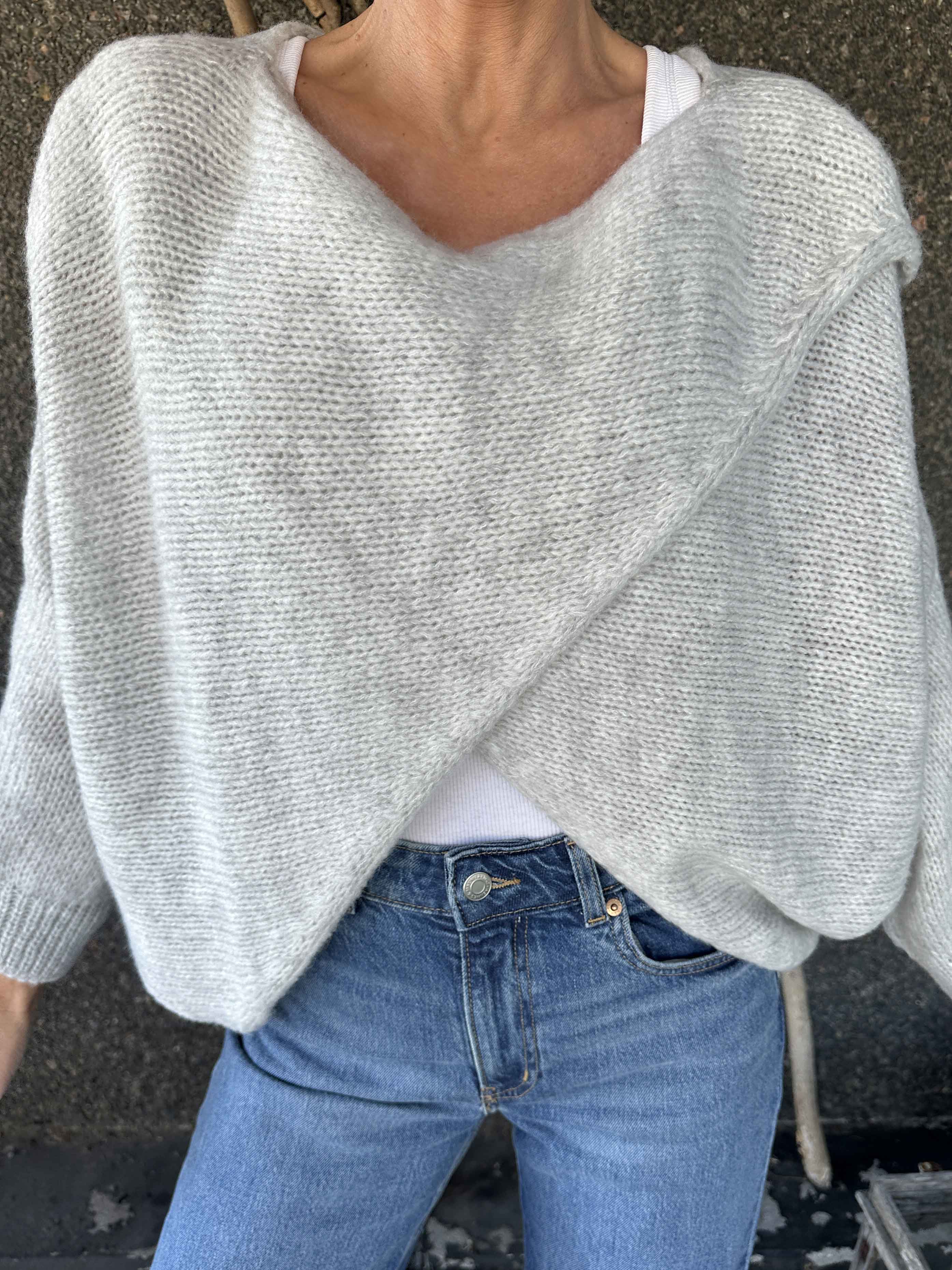 Sonja - Kort stickad tröja med kryssdetalj framtill