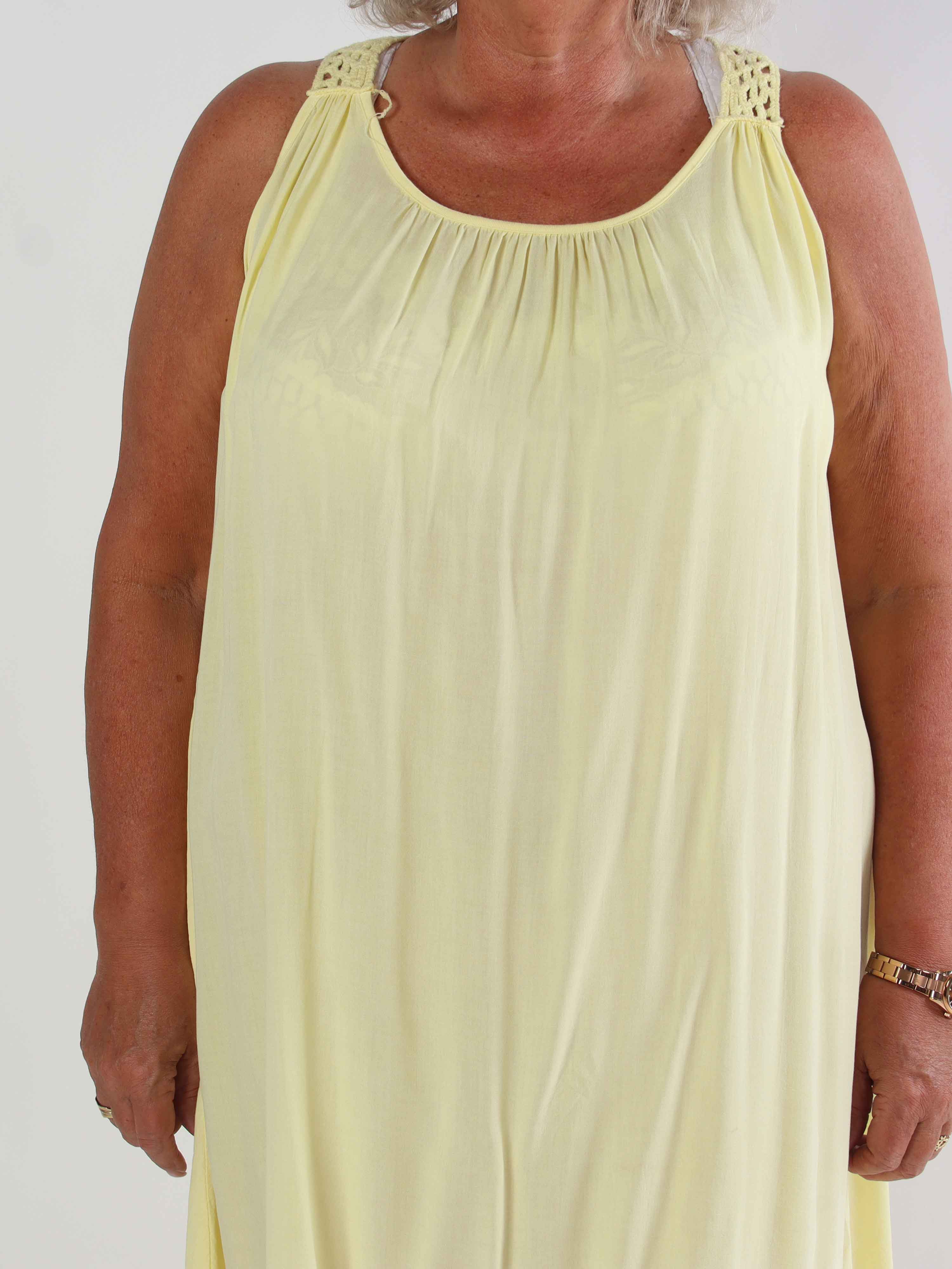 Medea - Simpel plus size sommarklänning i viskos med broderad rygg