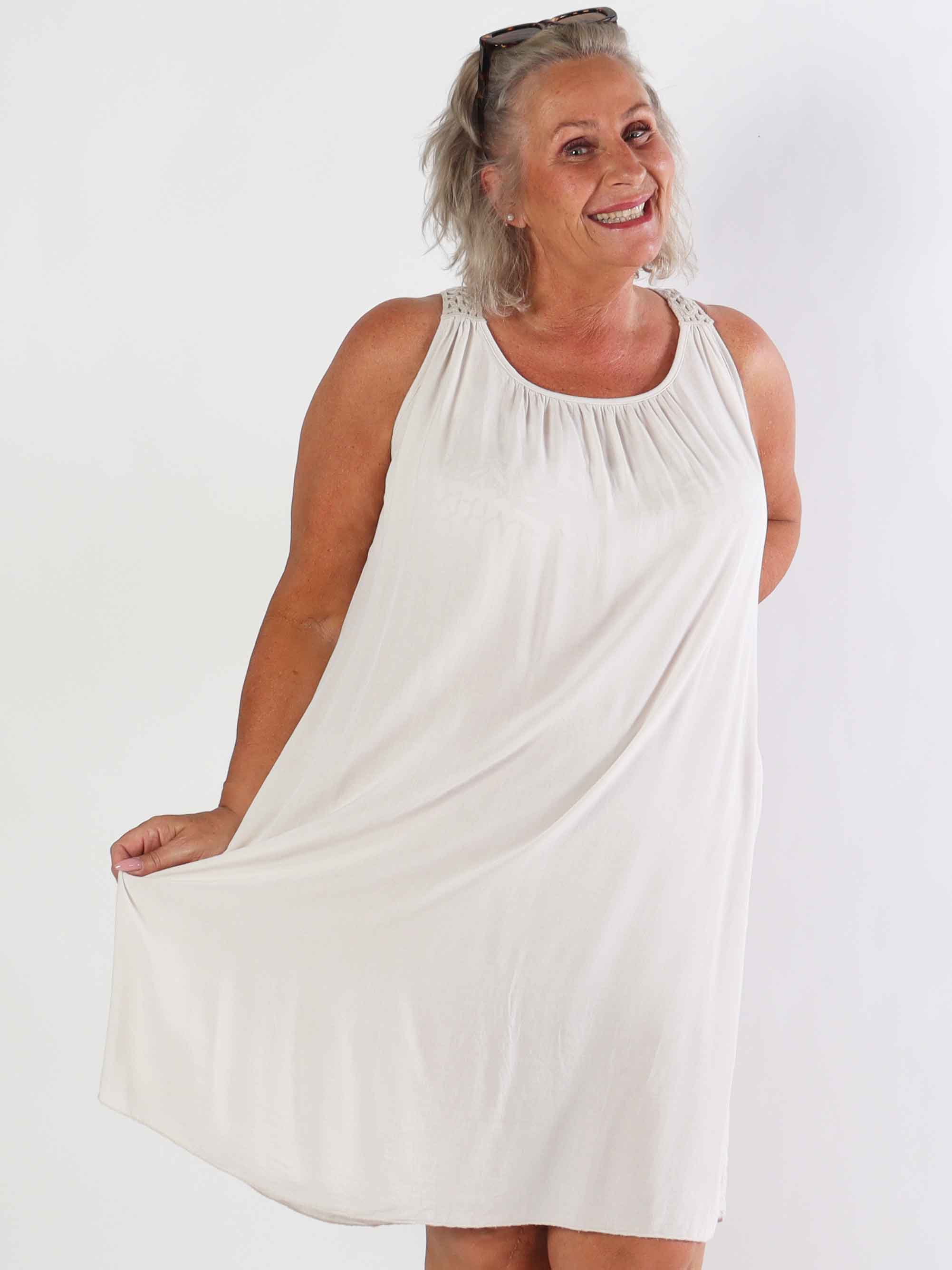 Medea - Simpel plus size sommarklänning i viskos med broderad rygg