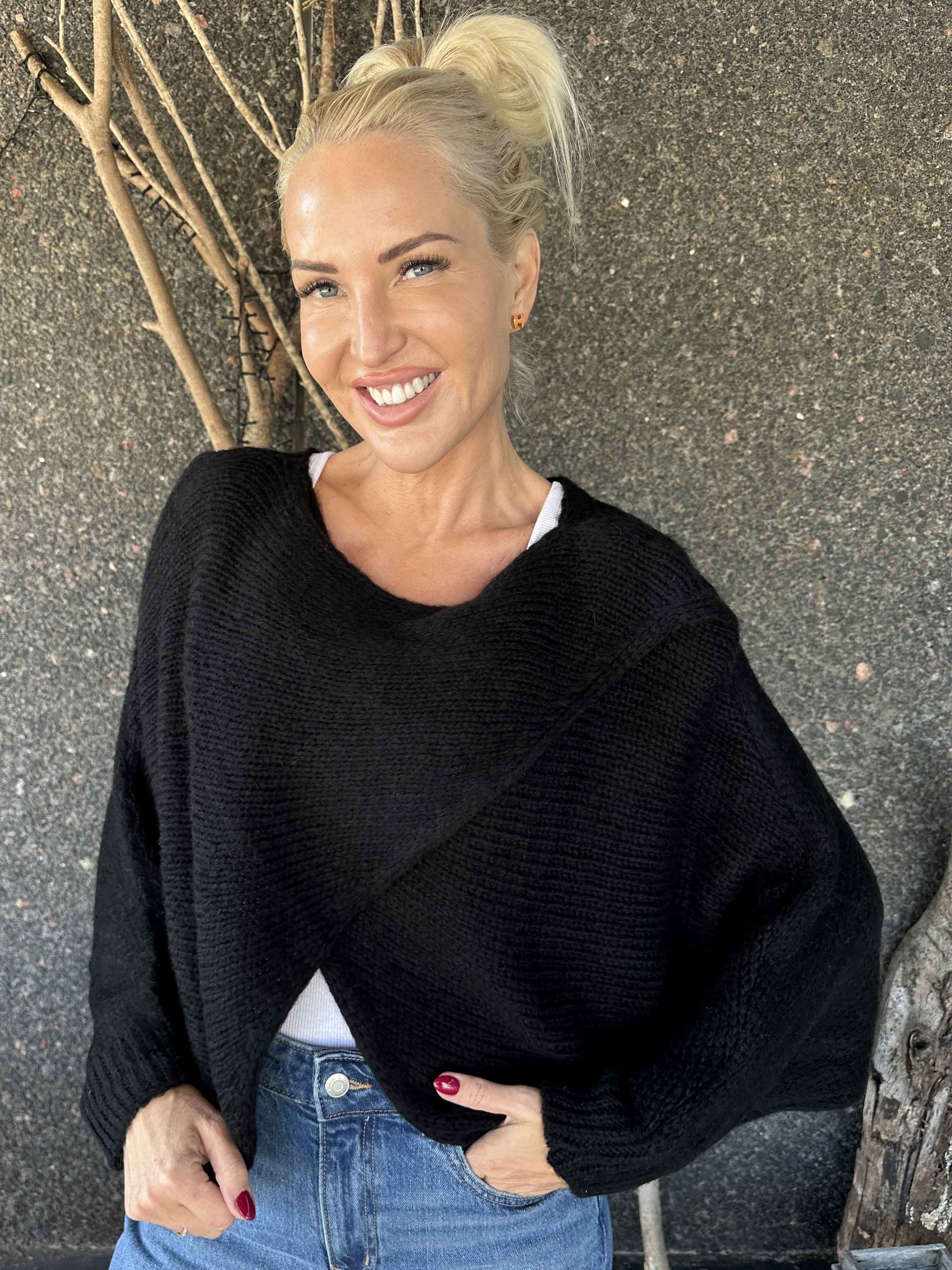 Sonja - Kort stickad tröja med kryssdetalj framtill