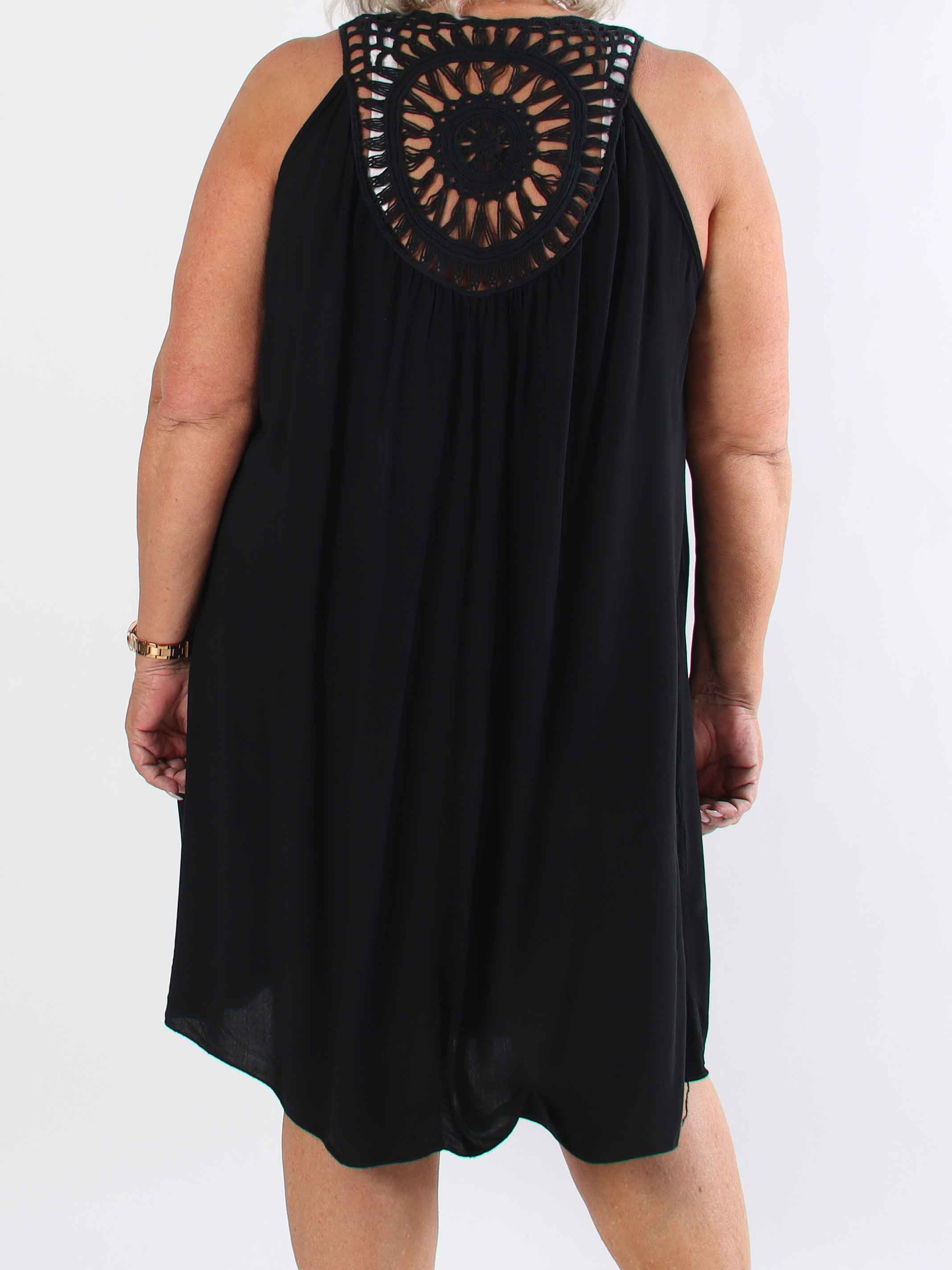 Medea - Simpel plus size sommarklänning i viskos med broderad rygg