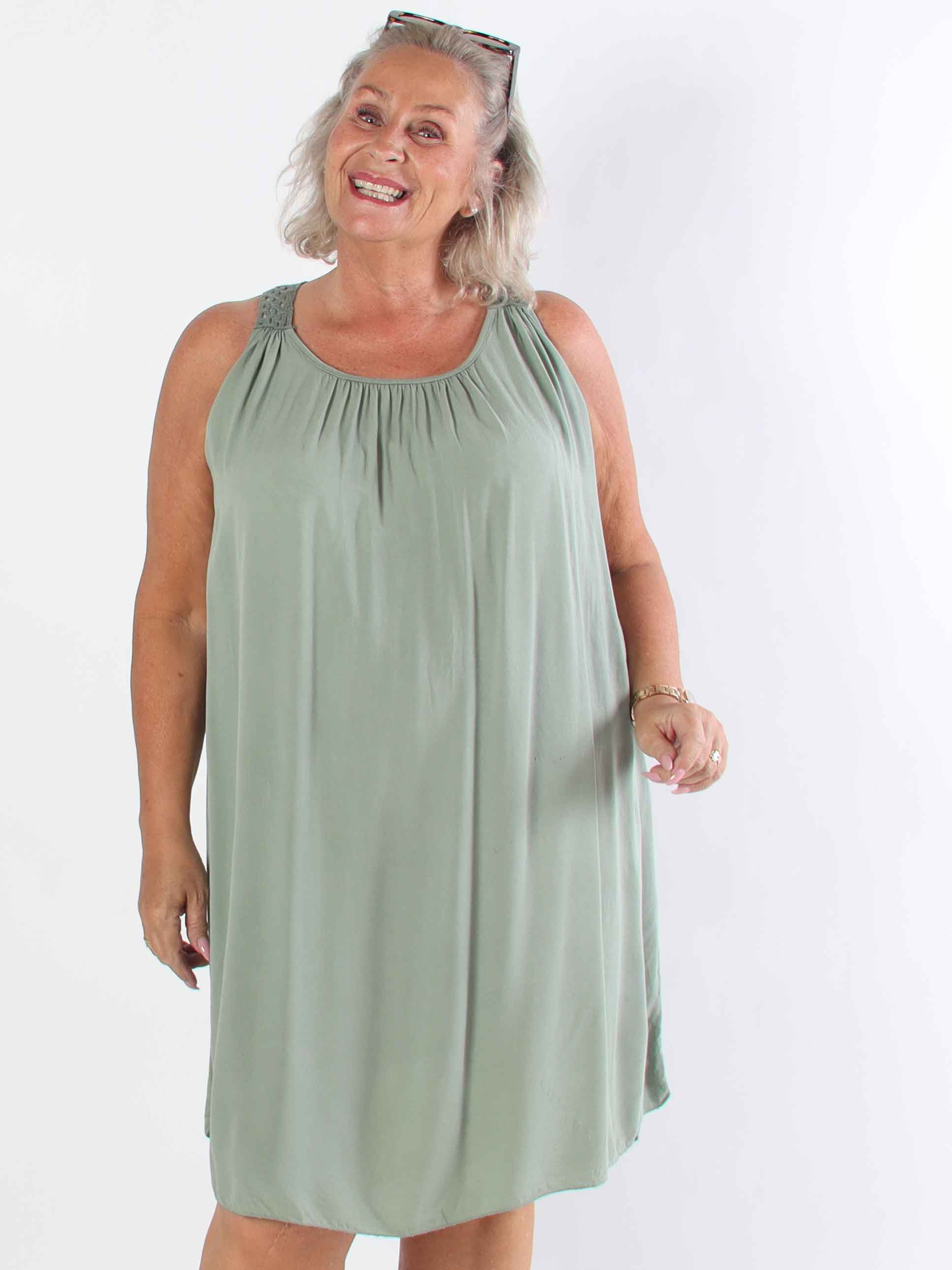 Medea - Simpel plus size sommarklänning i viskos med broderad rygg