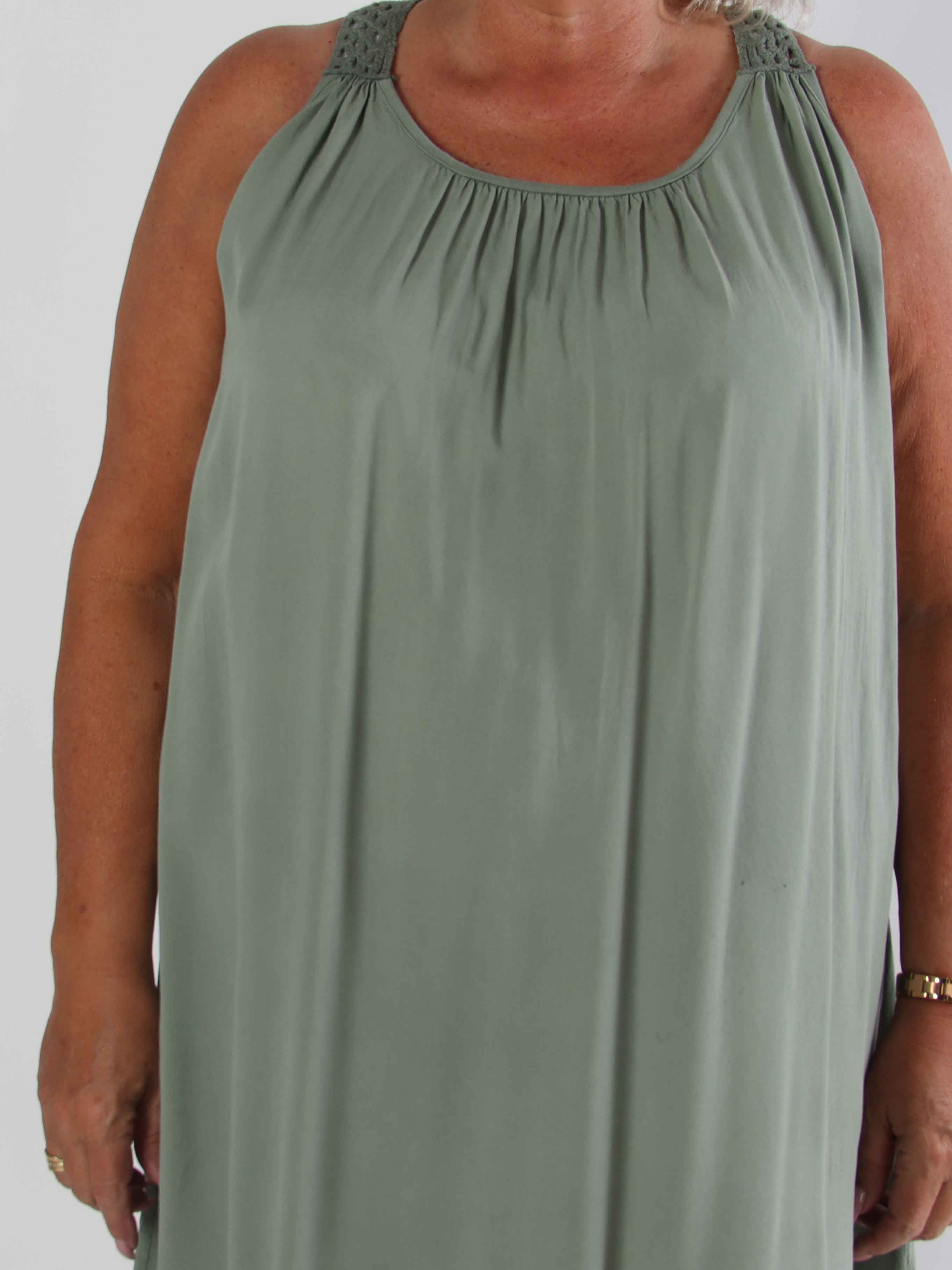 Medea - Simpel plus size sommarklänning i viskos med broderad rygg