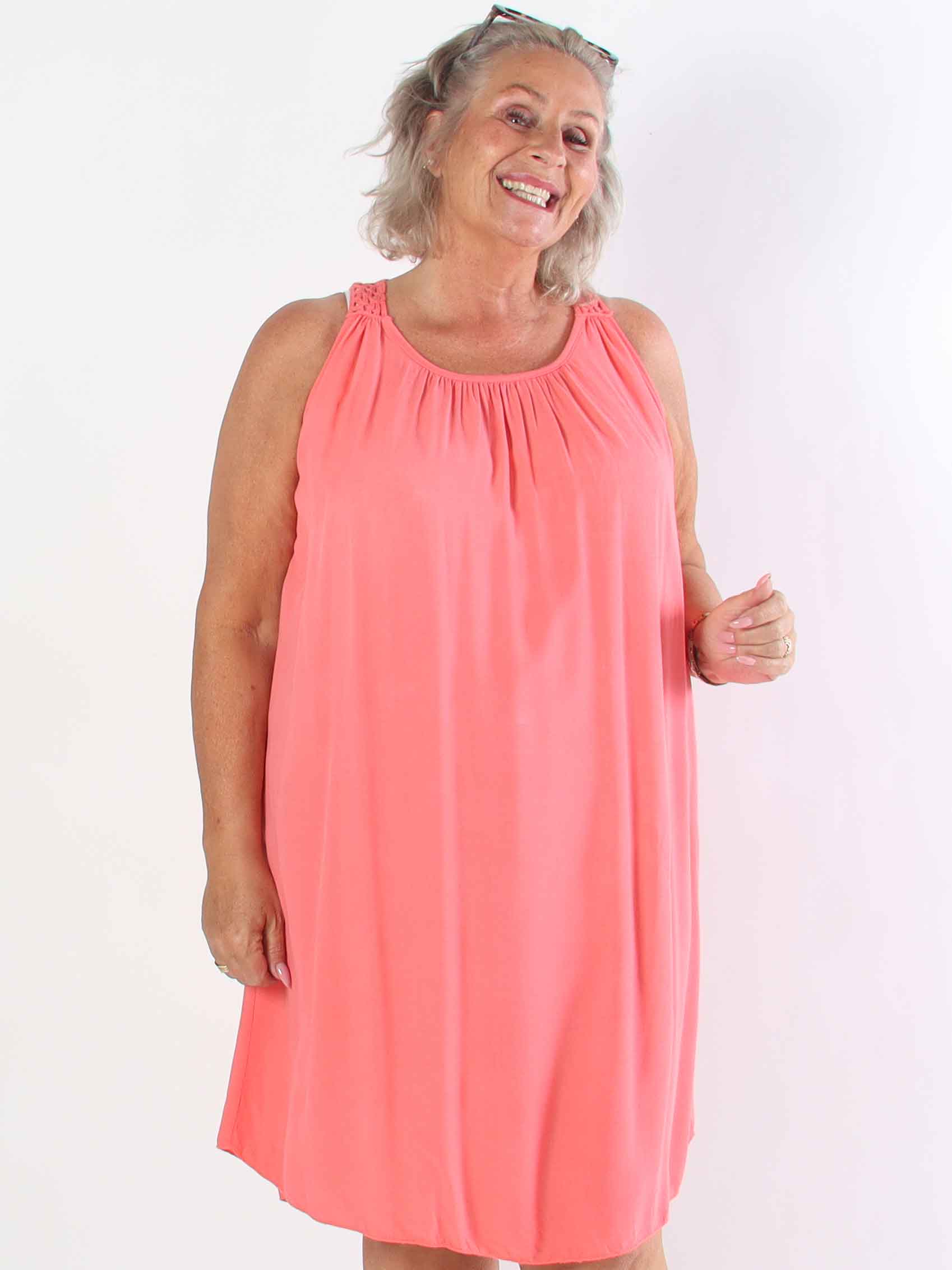 Medea - Simpel plus size sommarklänning i viskos med broderad rygg