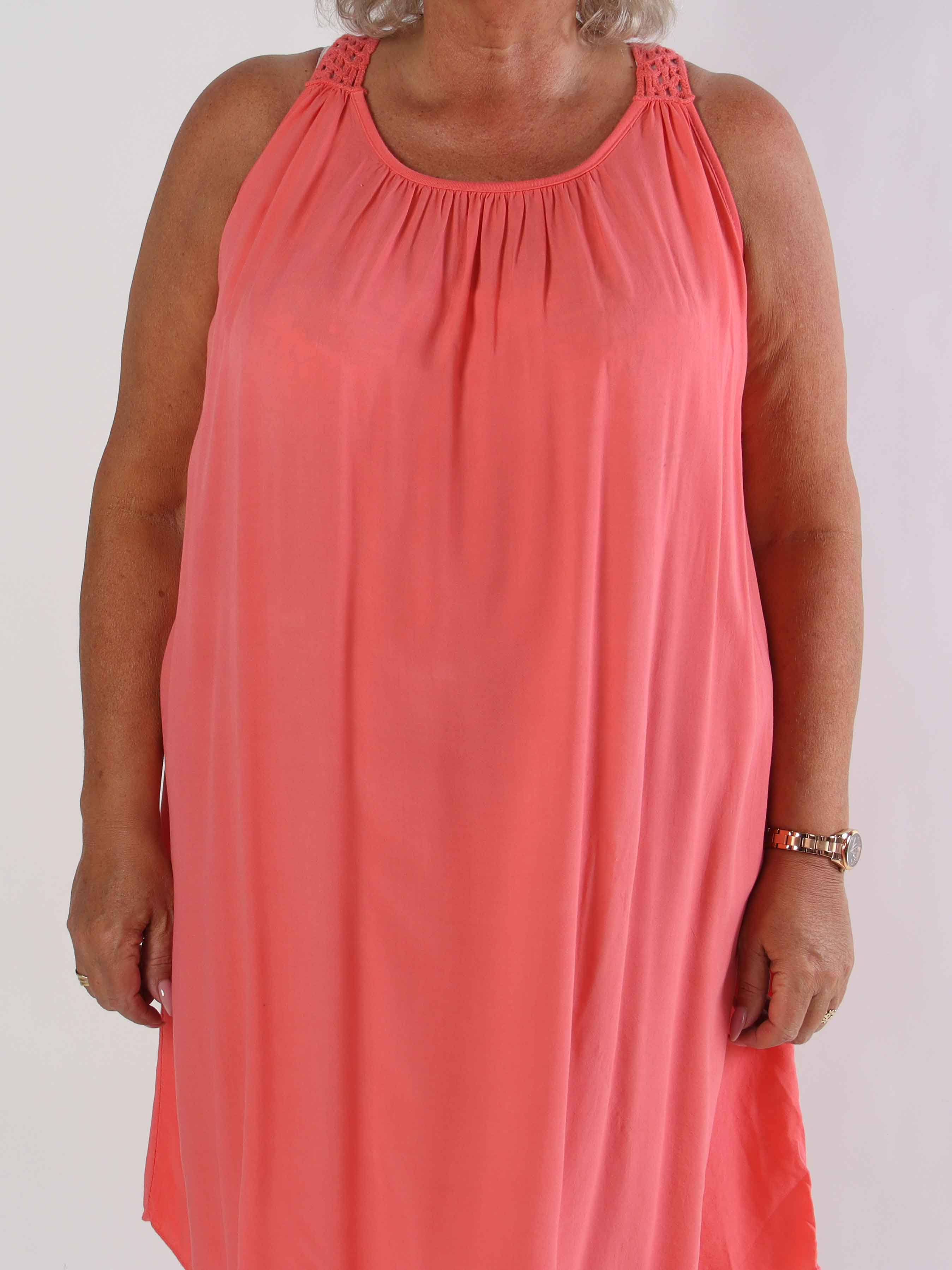 Medea - Simpel plus size sommarklänning i viskos med broderad rygg