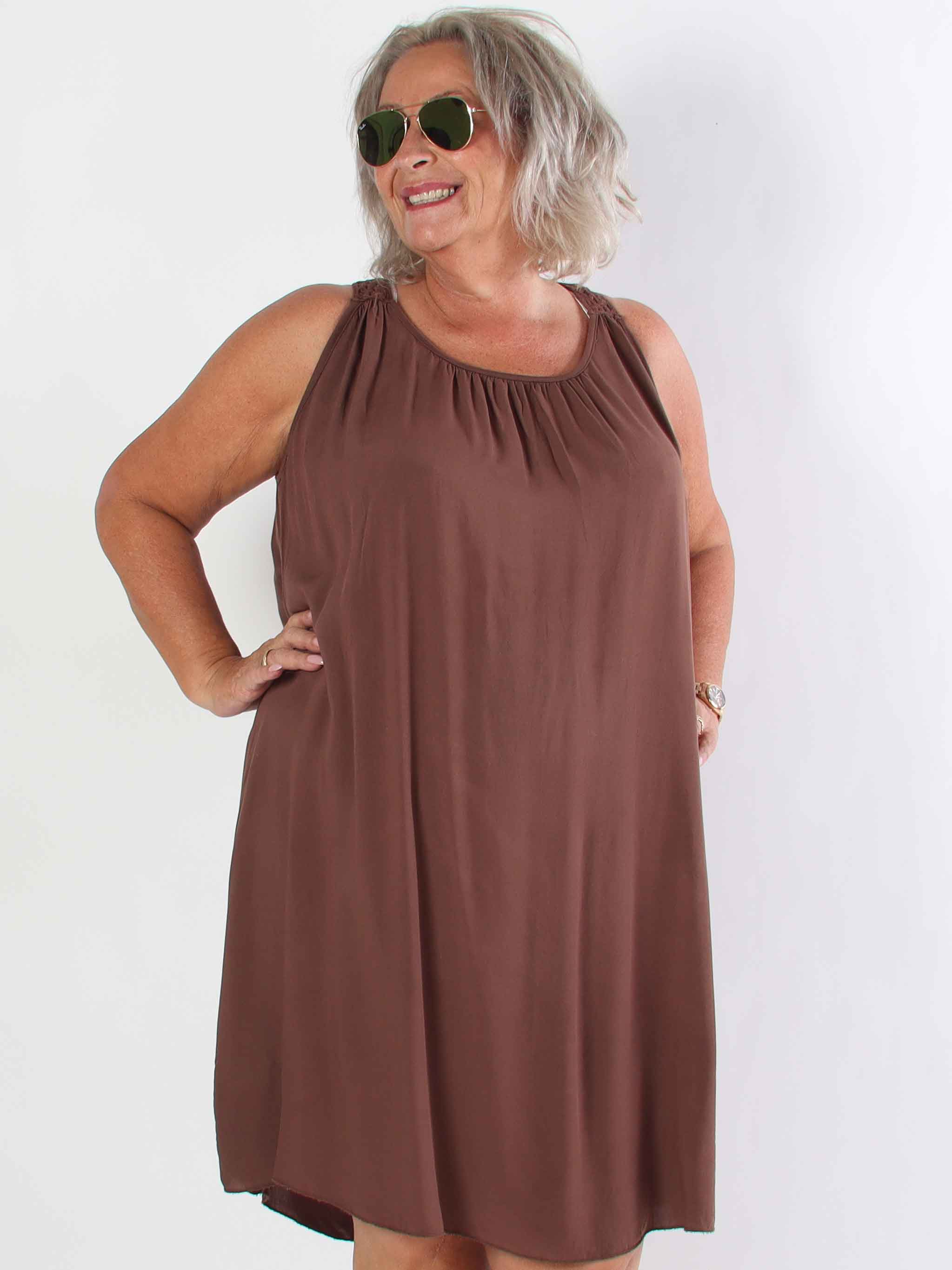 Medea - Simpel plus size sommarklänning i viskos med broderad rygg