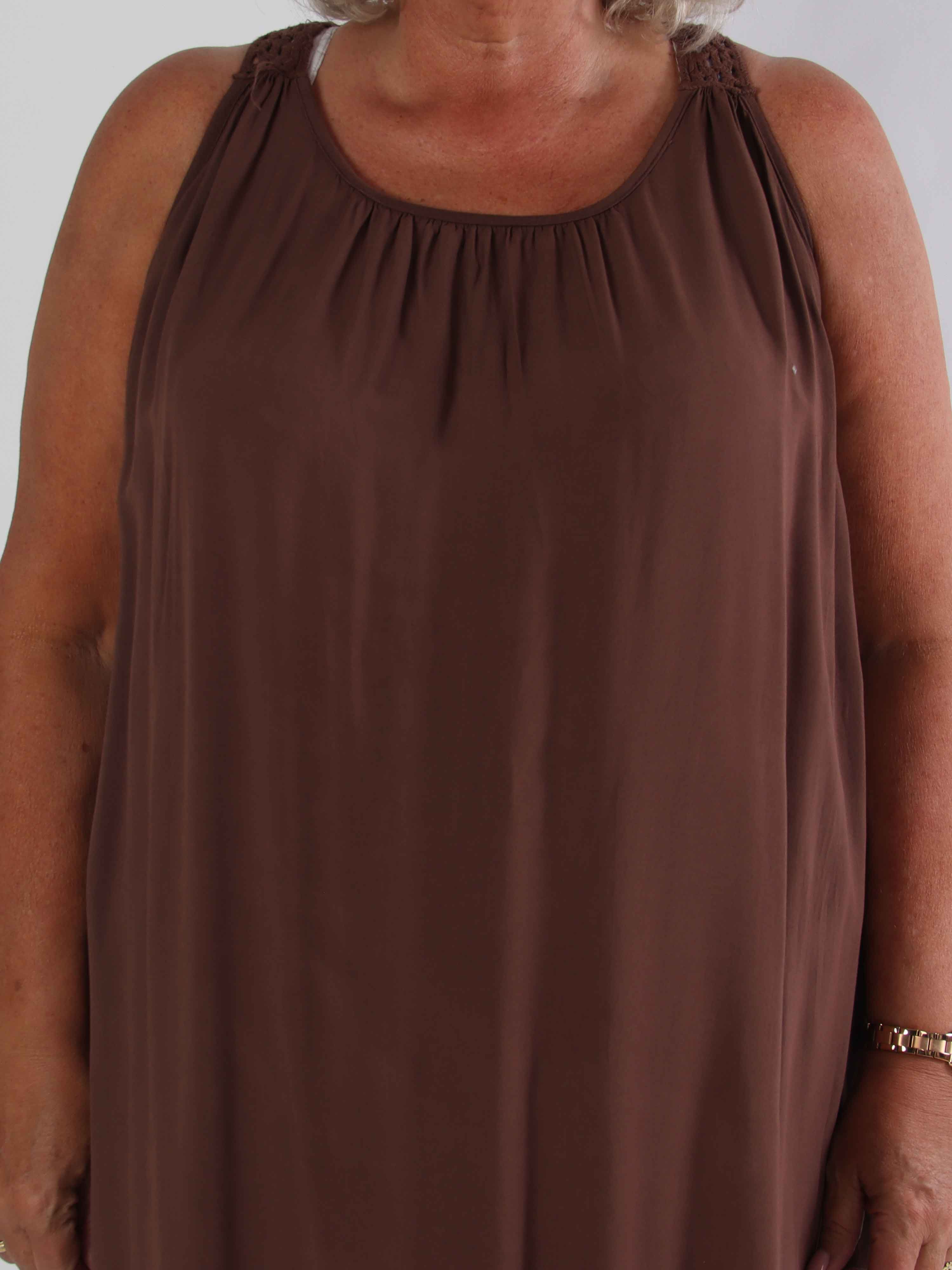 Medea - Simpel plus size sommarklänning i viskos med broderad rygg