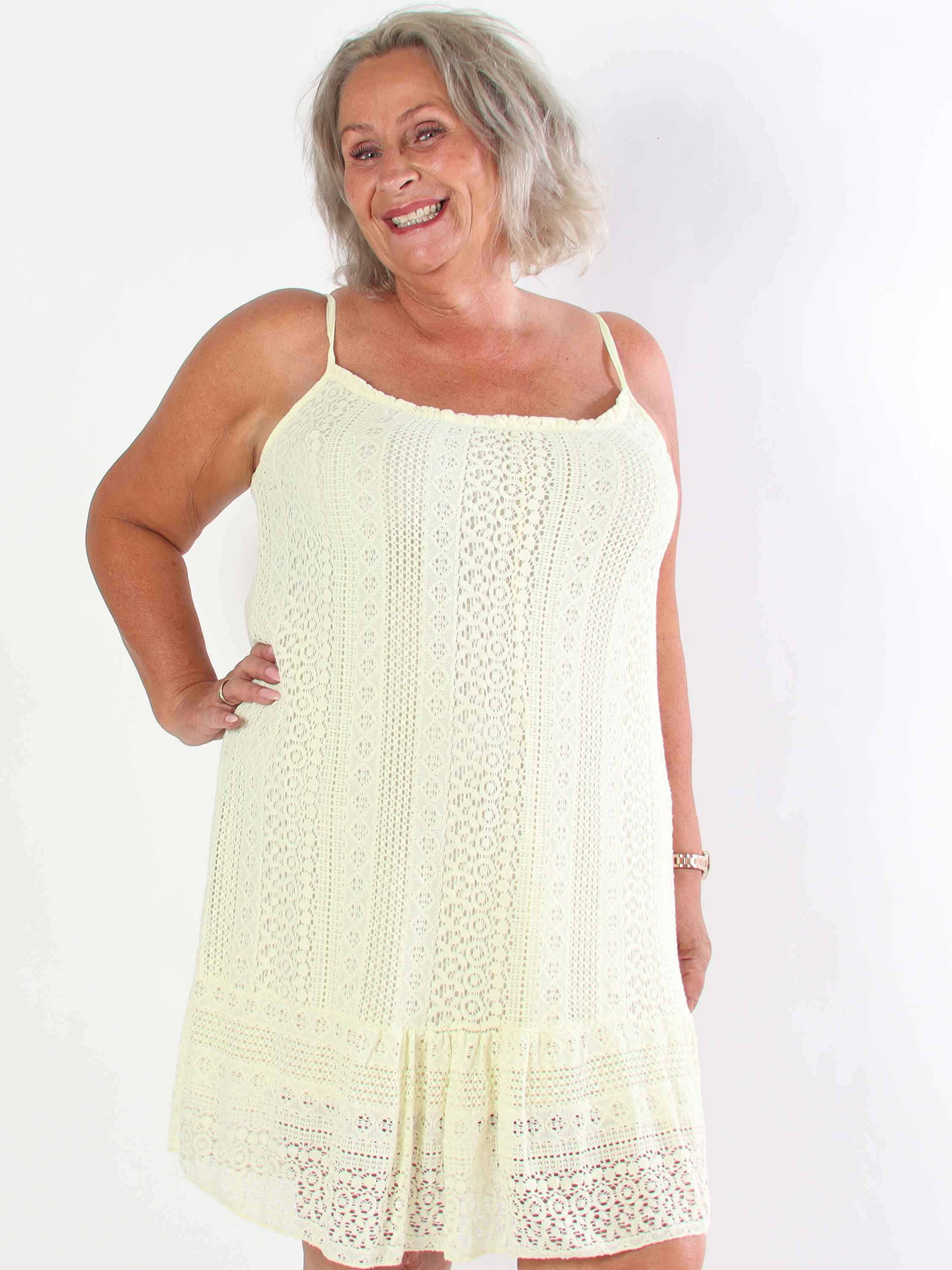 Galateia - Plus size axelremsklänning i mjuk spets i bomull