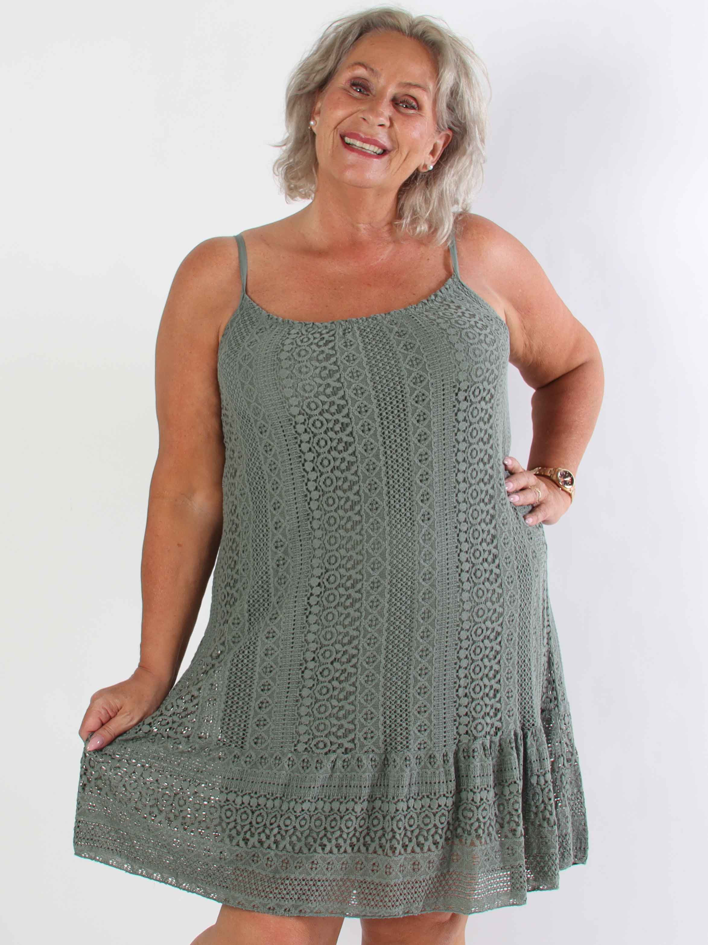 Galateia - Plus size axelremsklänning i mjuk spets i bomull