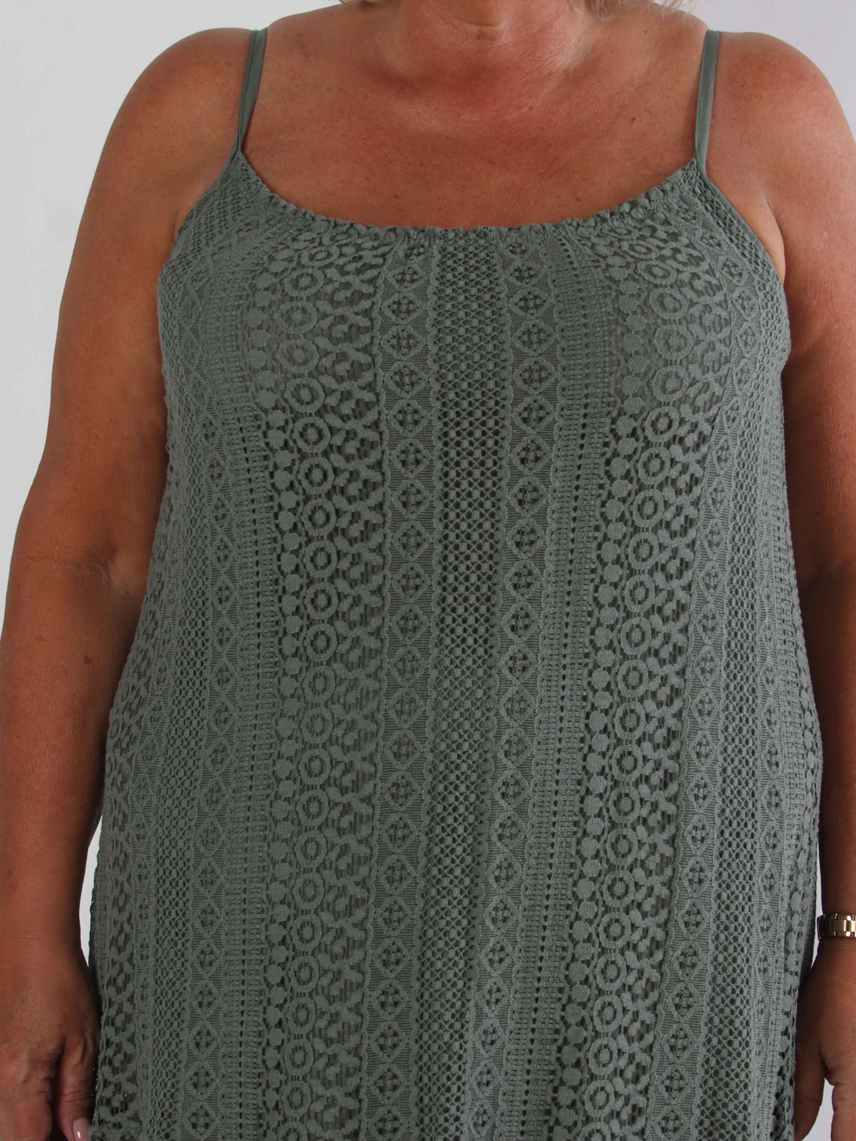 Galateia - Plus size axelremsklänning i mjuk spets i bomull