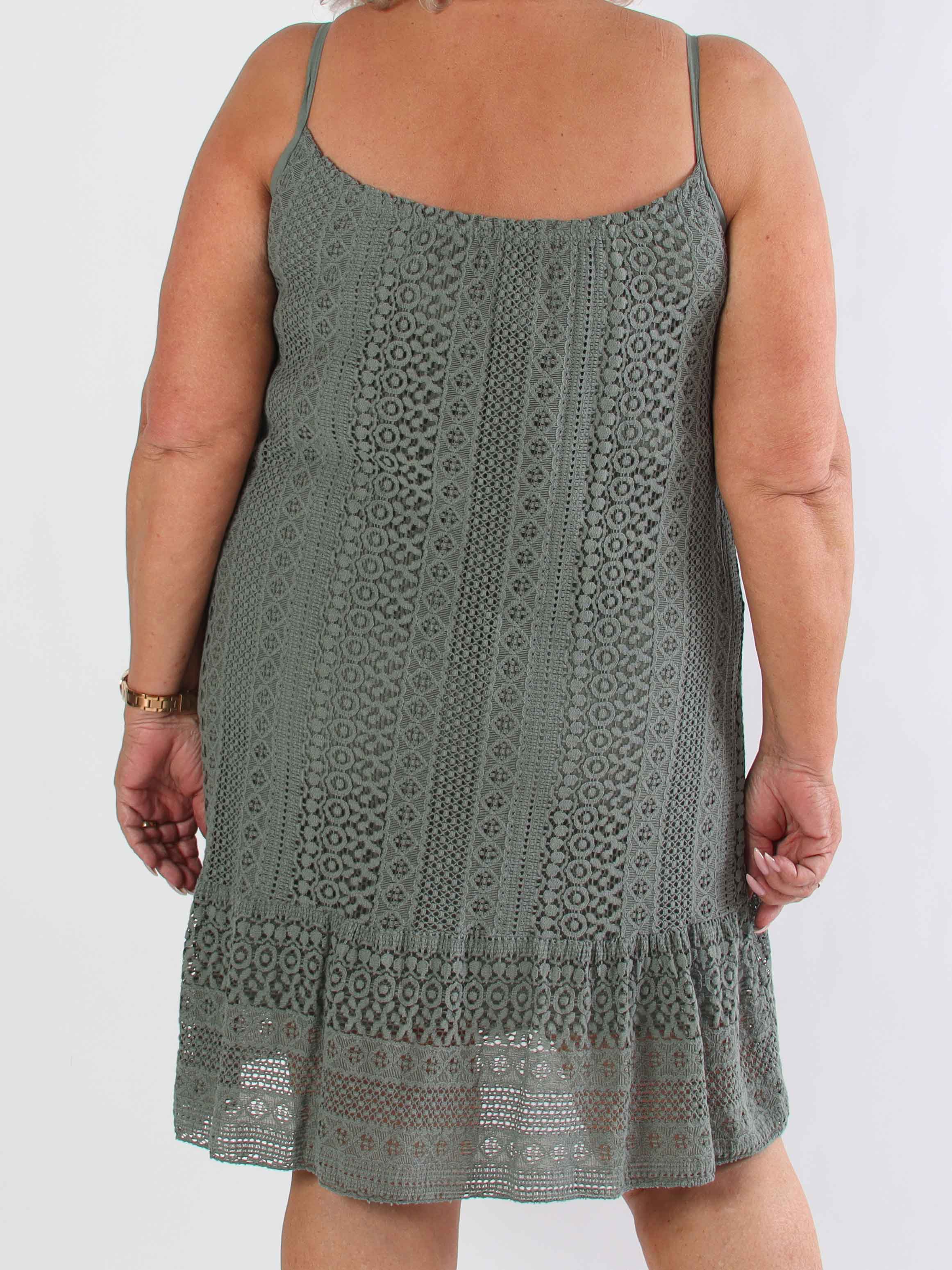 Galateia - Plus size axelremsklänning i mjuk spets i bomull