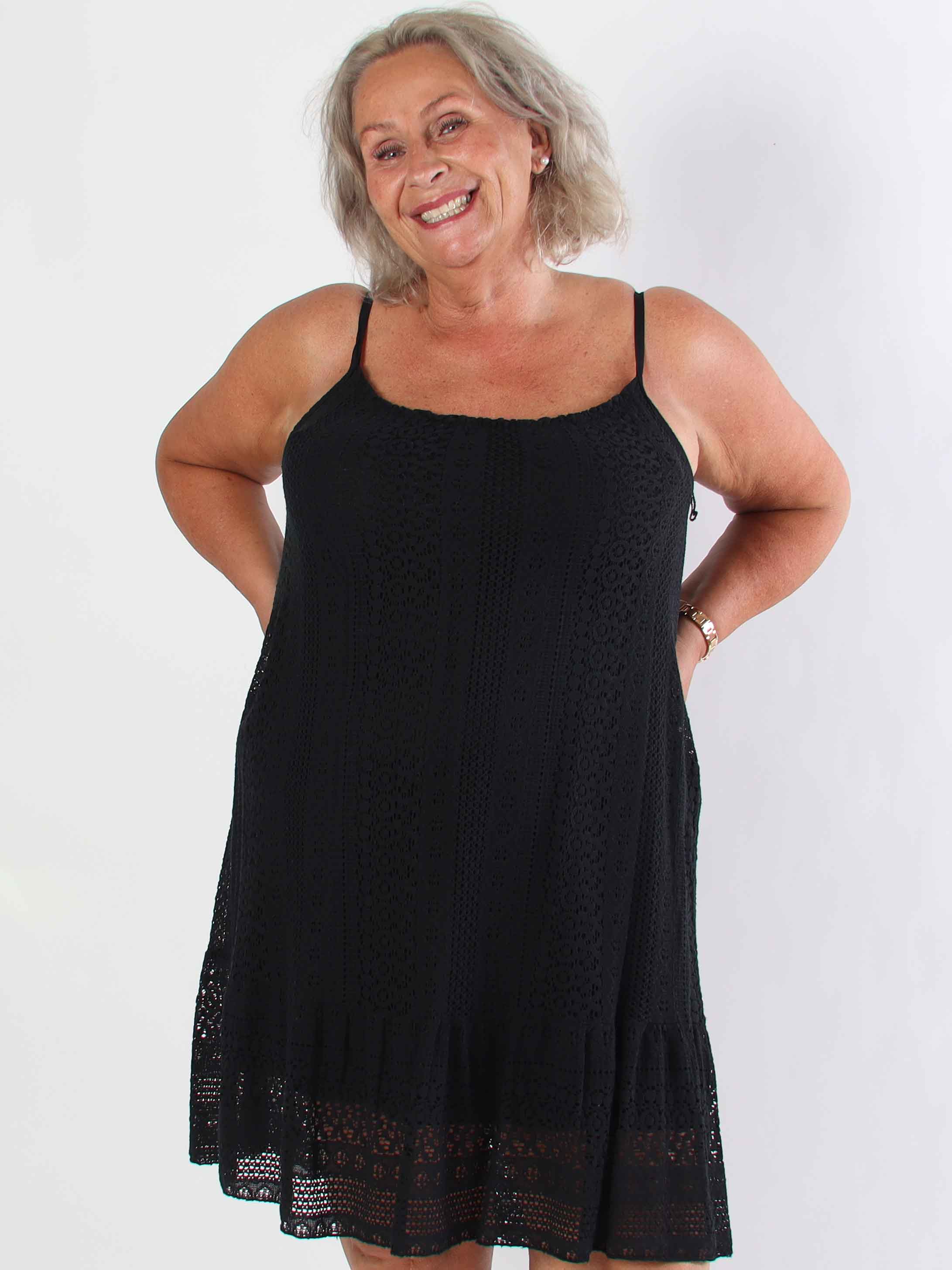 Galateia - Plus size axelremsklänning i mjuk spets i bomull