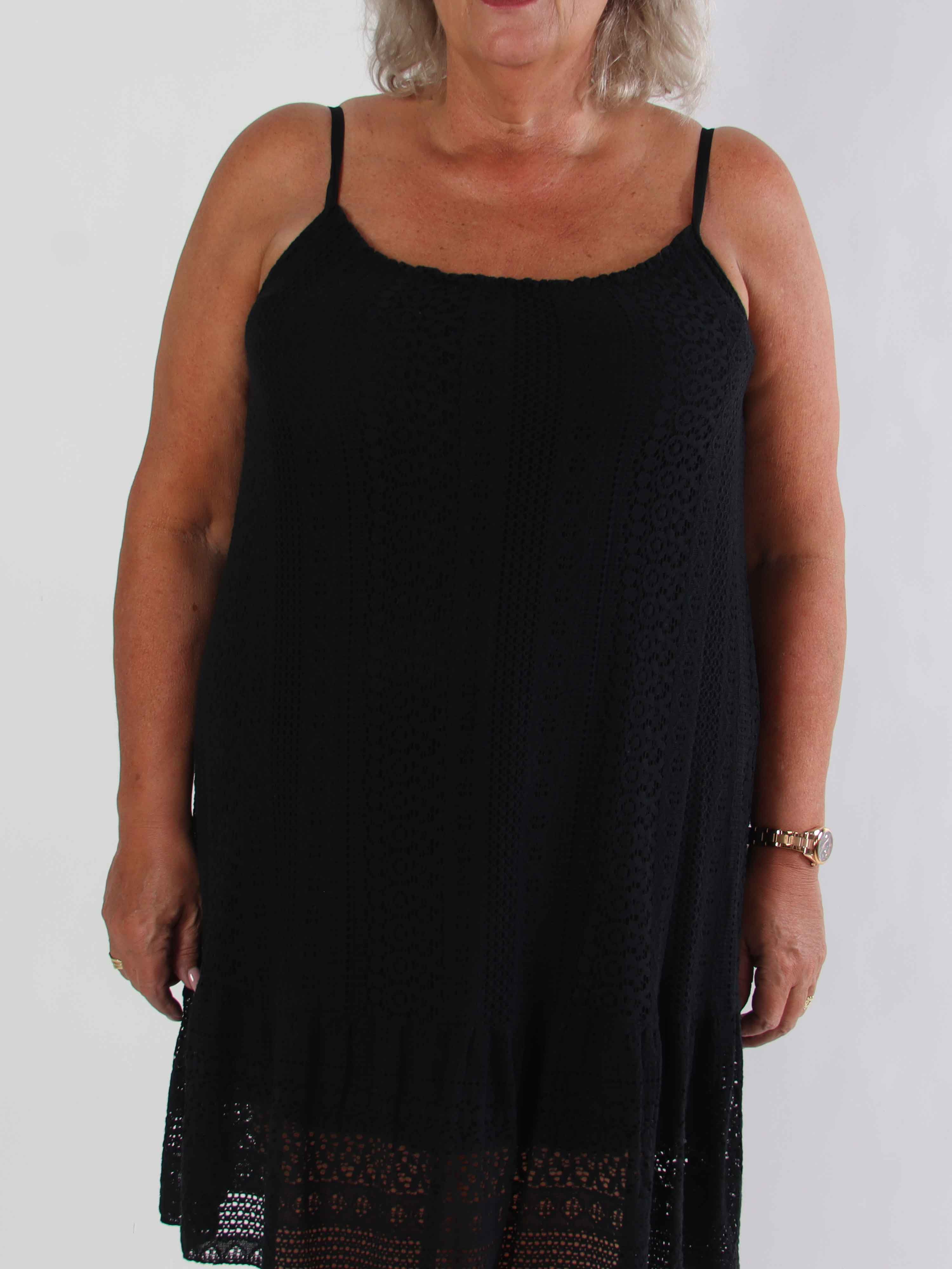 Galateia - Plus size axelremsklänning i mjuk spets i bomull