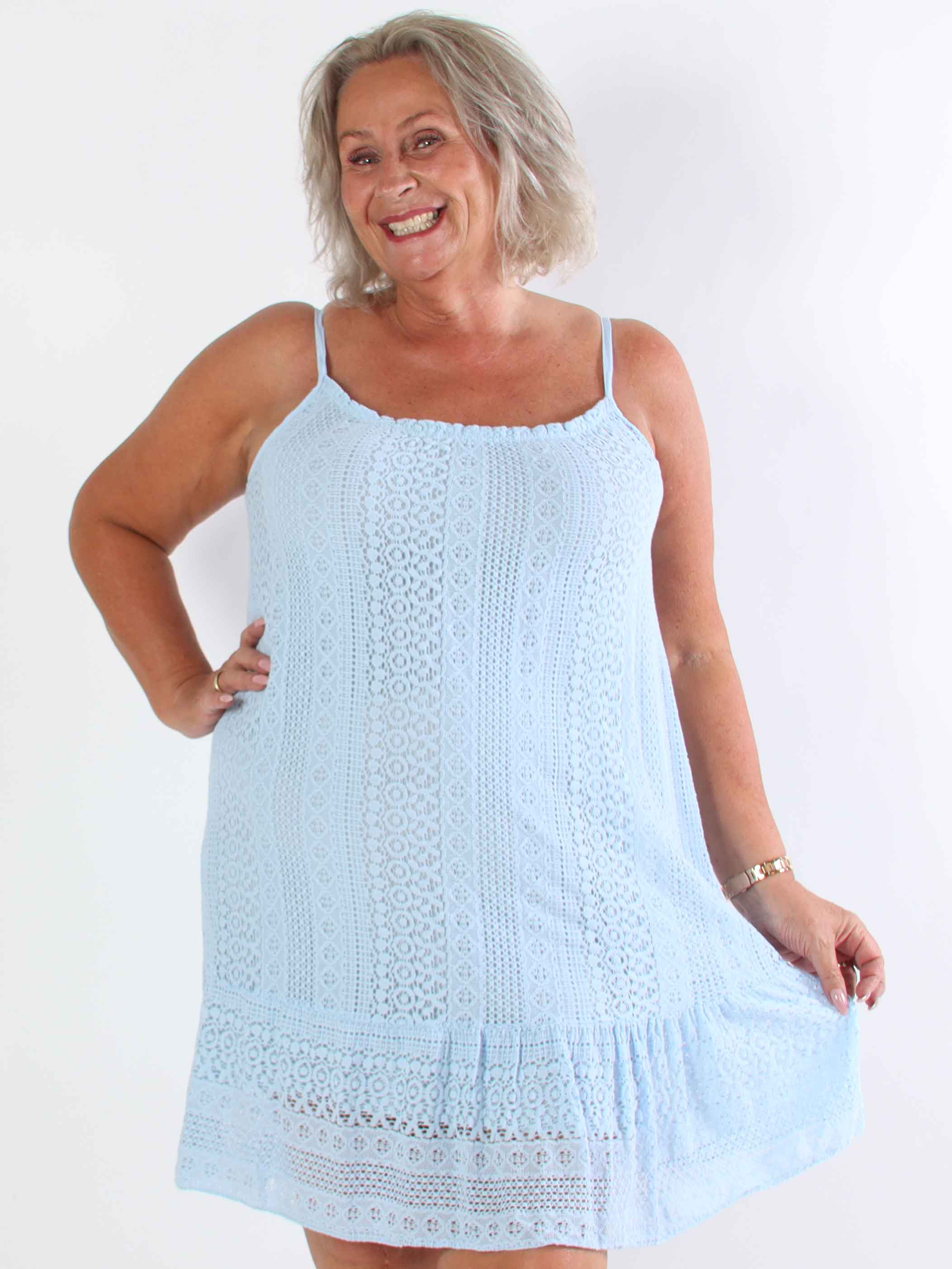 Galateia - Plus size axelremsklänning i mjuk spets i bomull