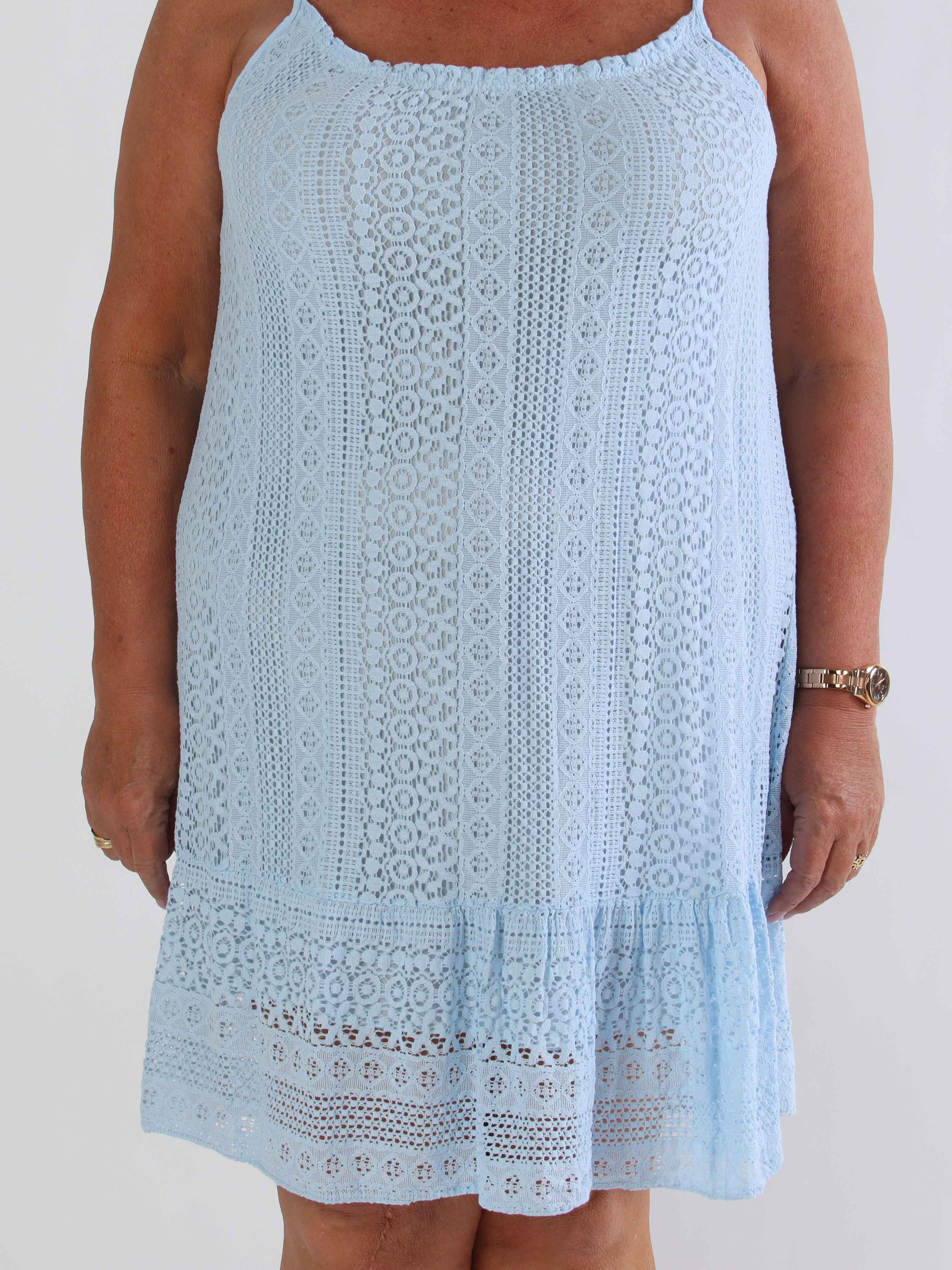 Galateia - Plus size axelremsklänning i mjuk spets i bomull