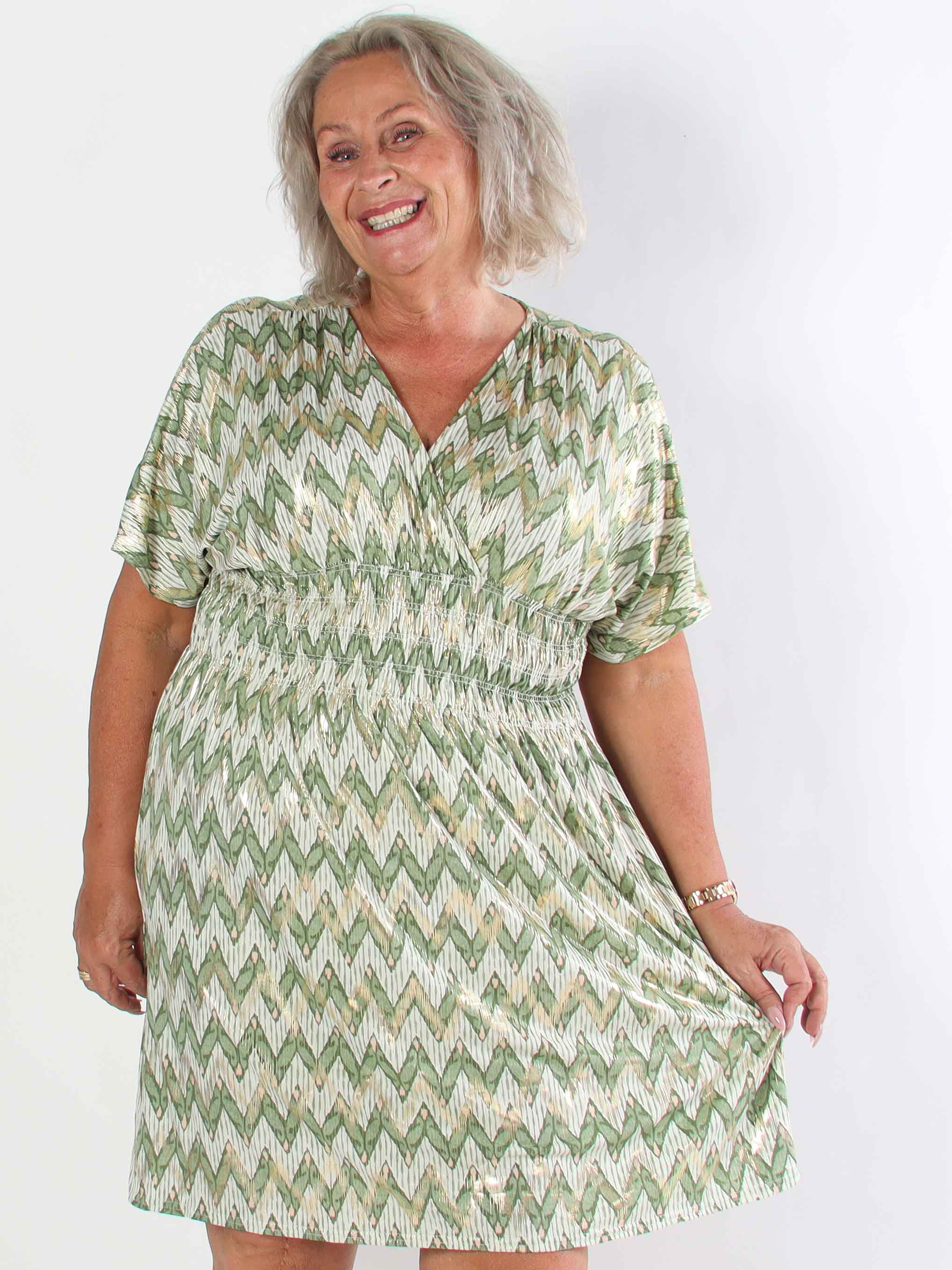 Pams Zigzag Short - Elastisk mönstrad plus size klänning med guld detaljer