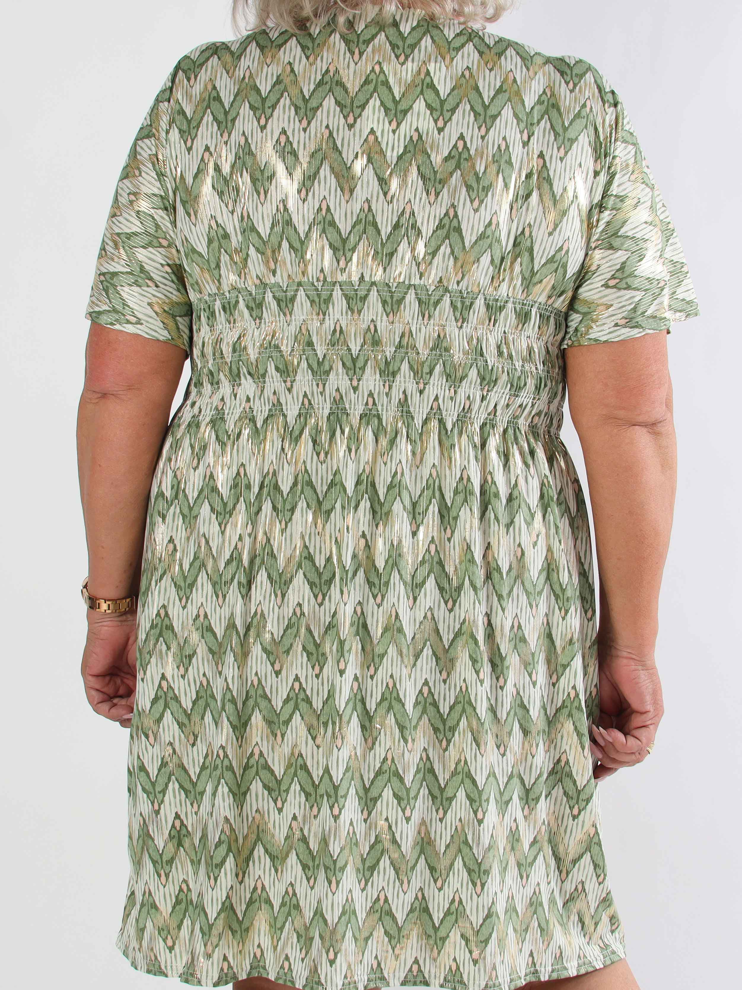 Pams Zigzag Short - Elastisk mönstrad plus size klänning med guld detaljer