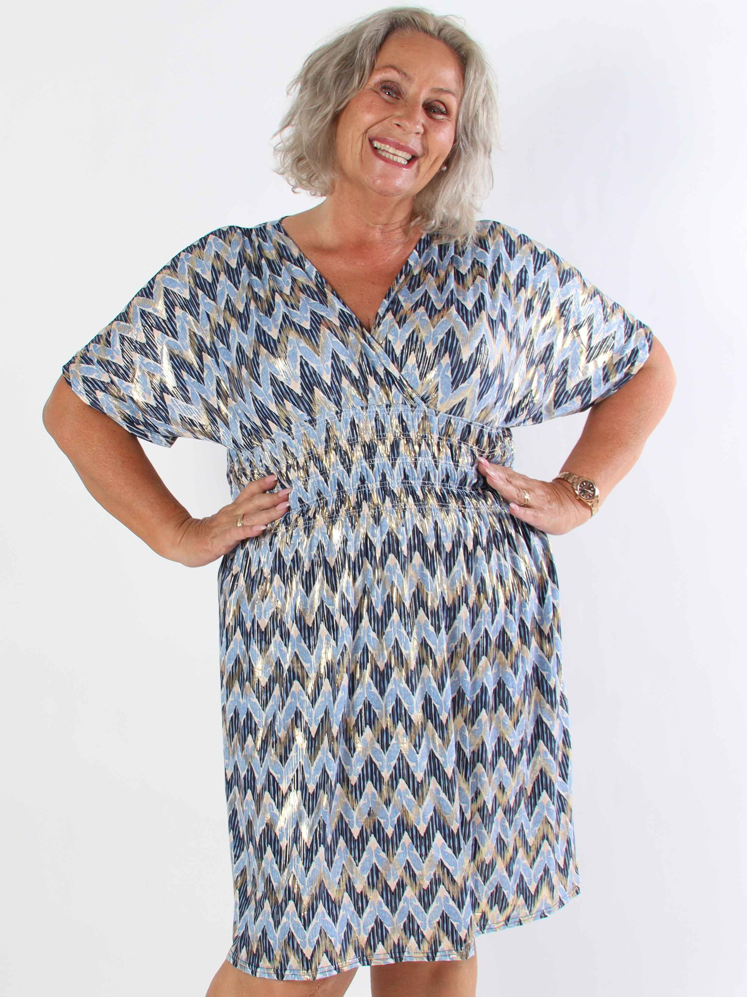Pams Zigzag Short - Elastisk mönstrad plus size klänning med guld detaljer