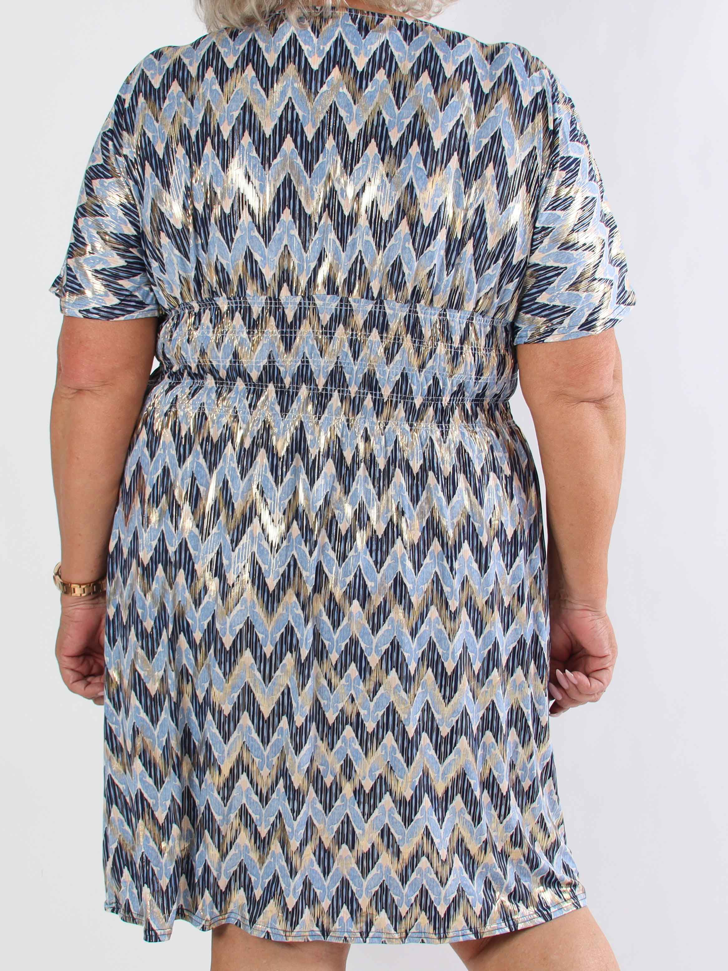 Pams Zigzag Short - Elastisk mönstrad plus size klänning med guld detaljer