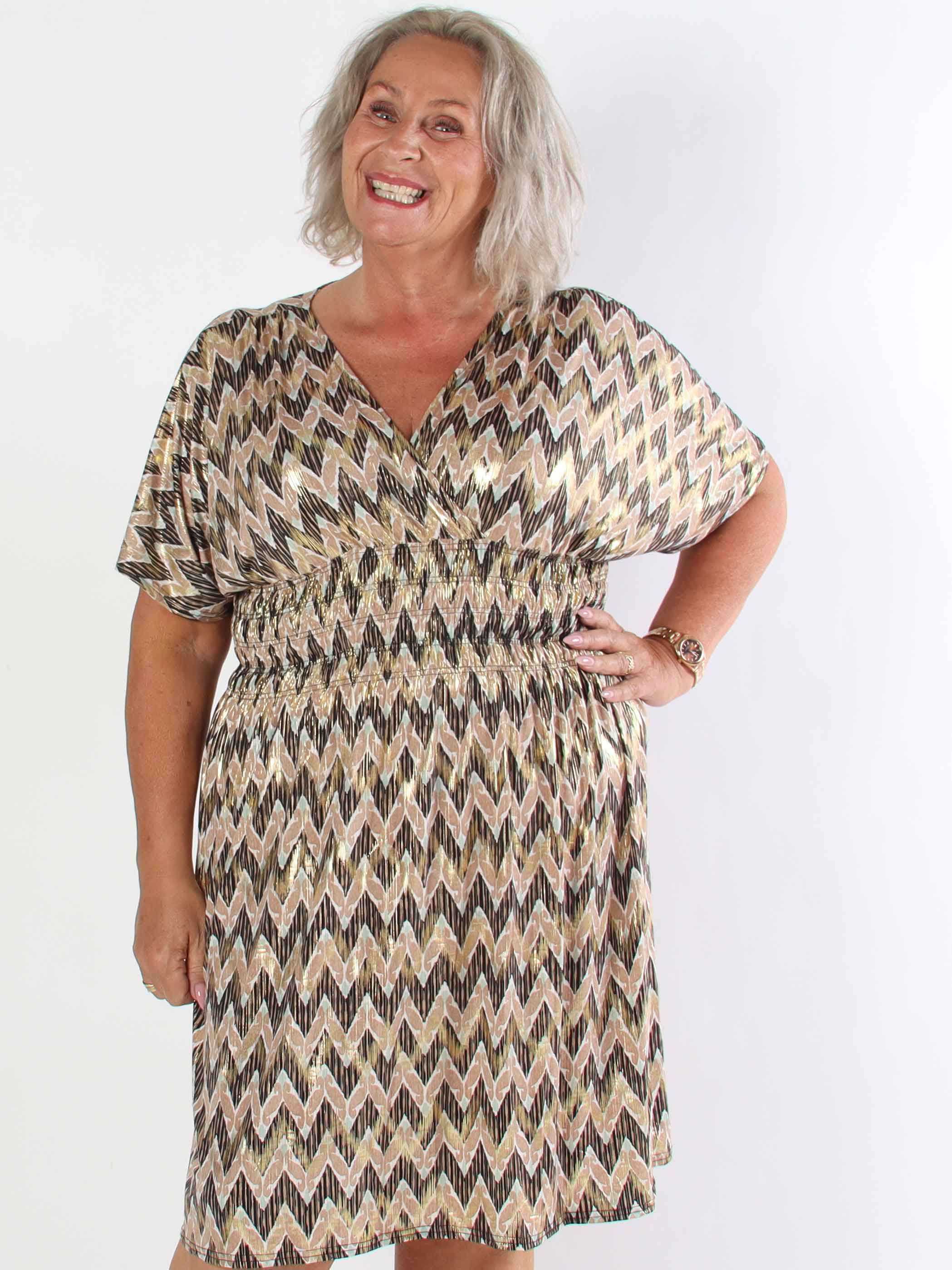 Pams Zigzag Short - Elastisk mönstrad plus size klänning med guld detaljer