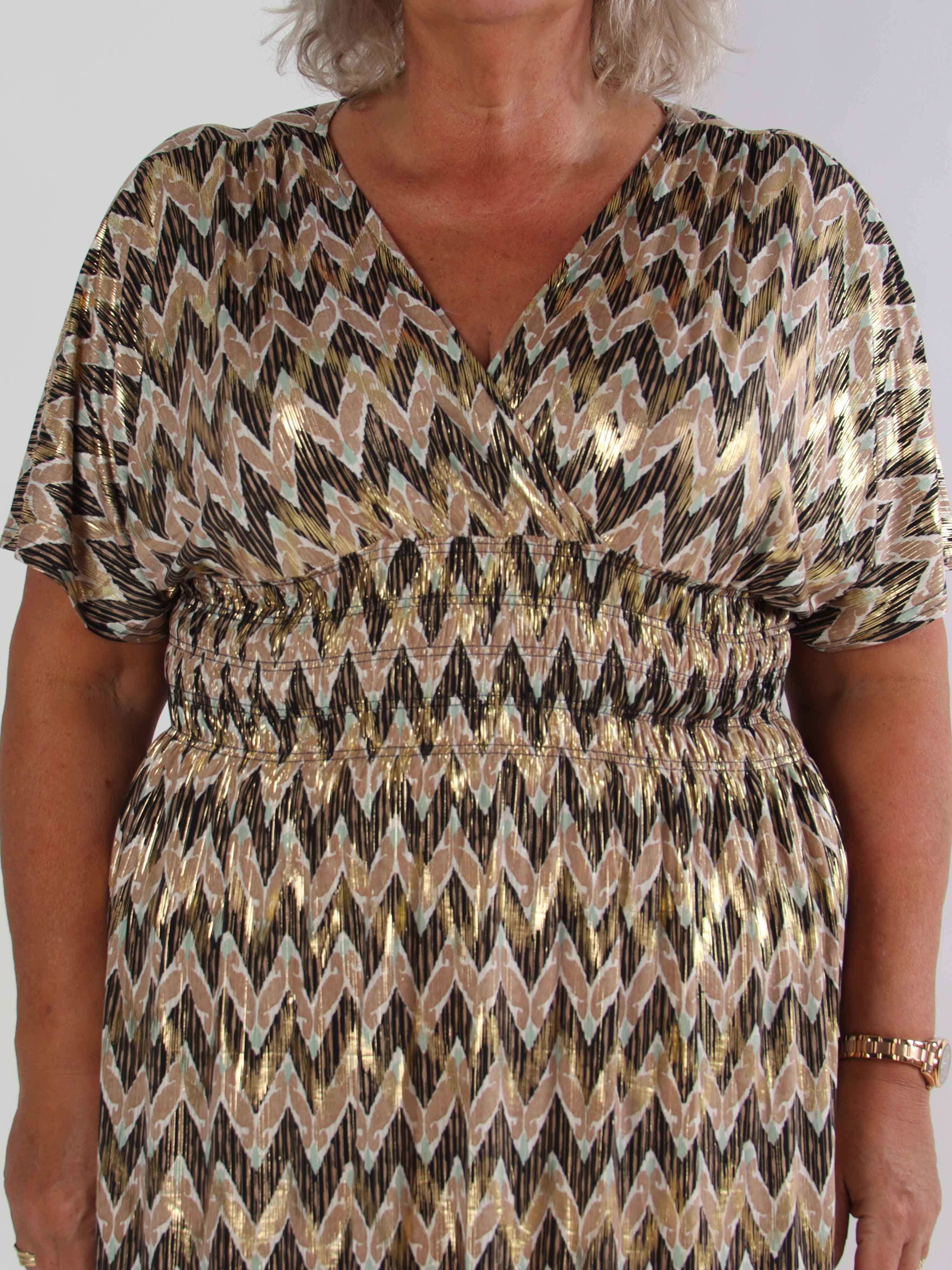 Pams Zigzag Short - Elastisk mönstrad plus size klänning med guld detaljer