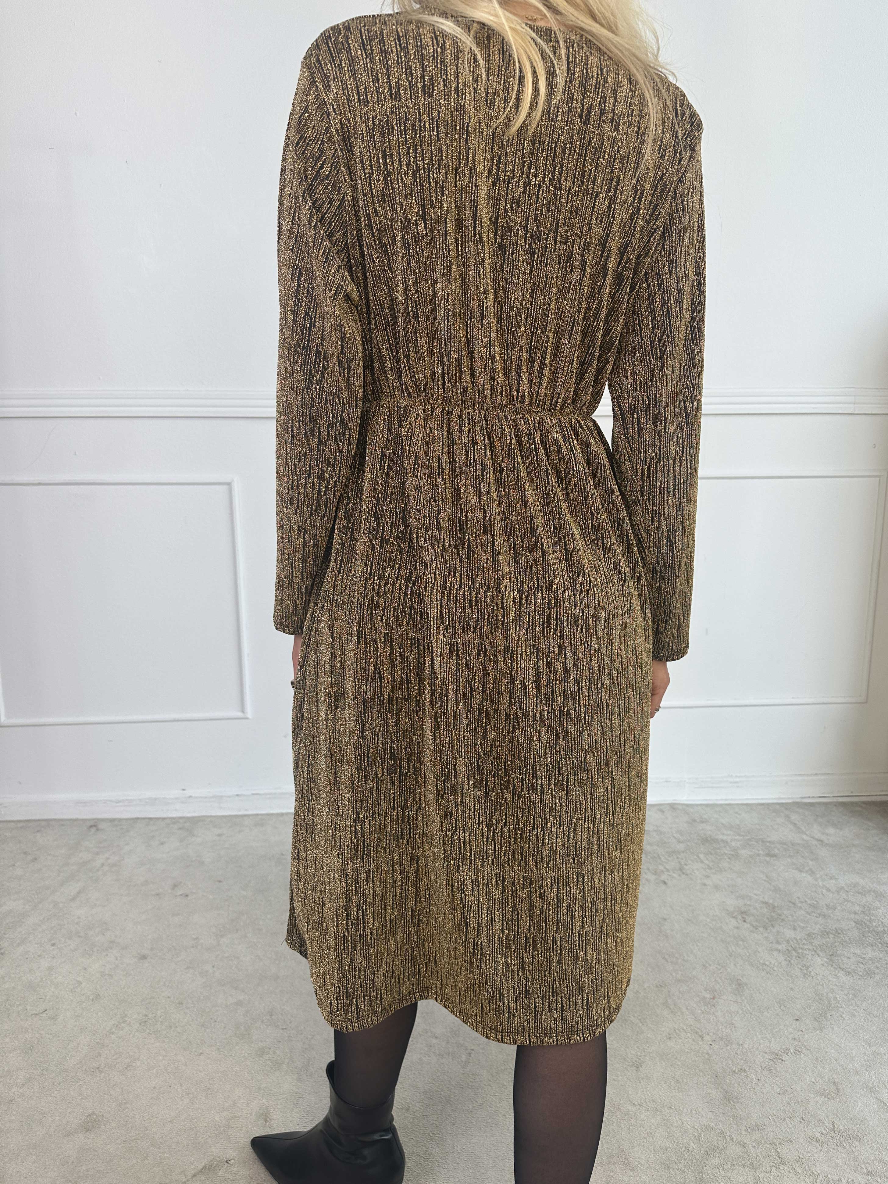 Lina - Söt festklänning med glittertråd och elegant korsdetalj vid bysten