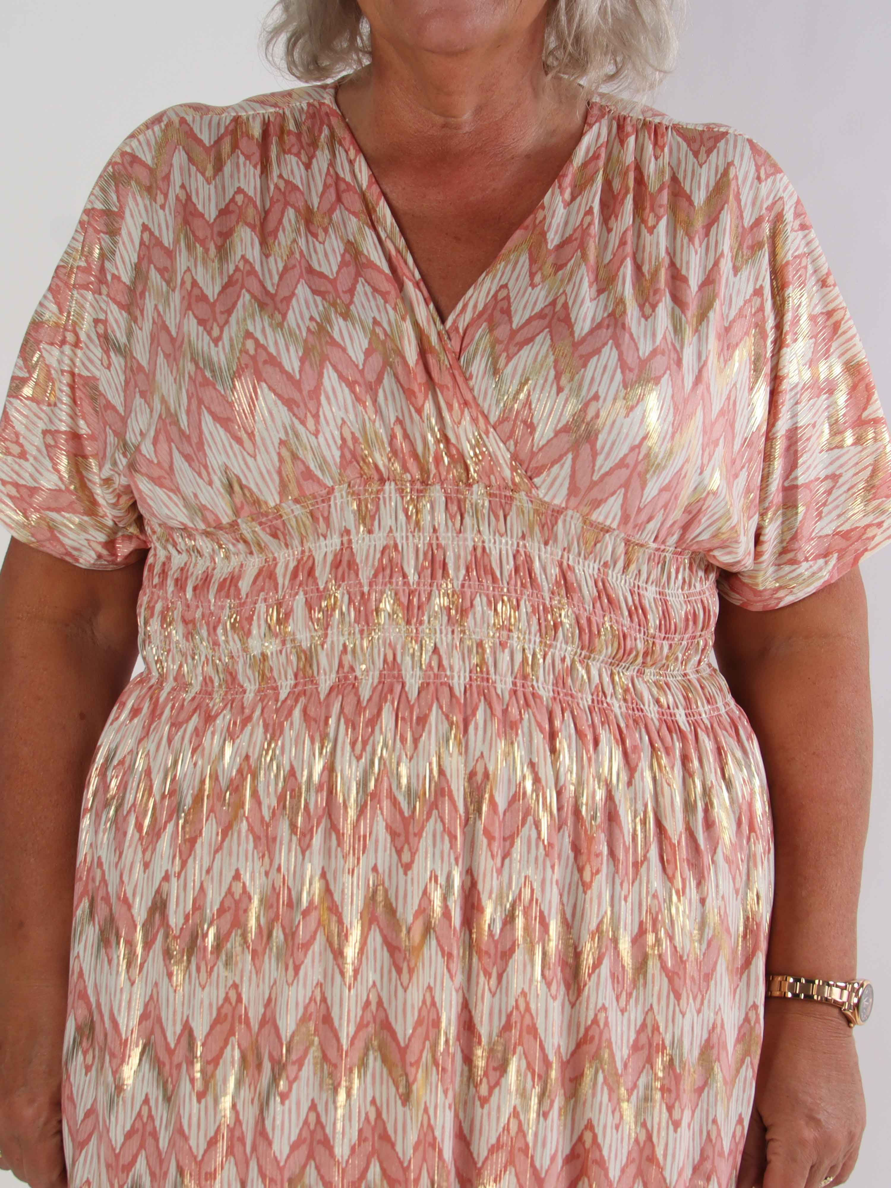 Pams Zigzag Short - Elastisk mönstrad plus size klänning med guld detaljer