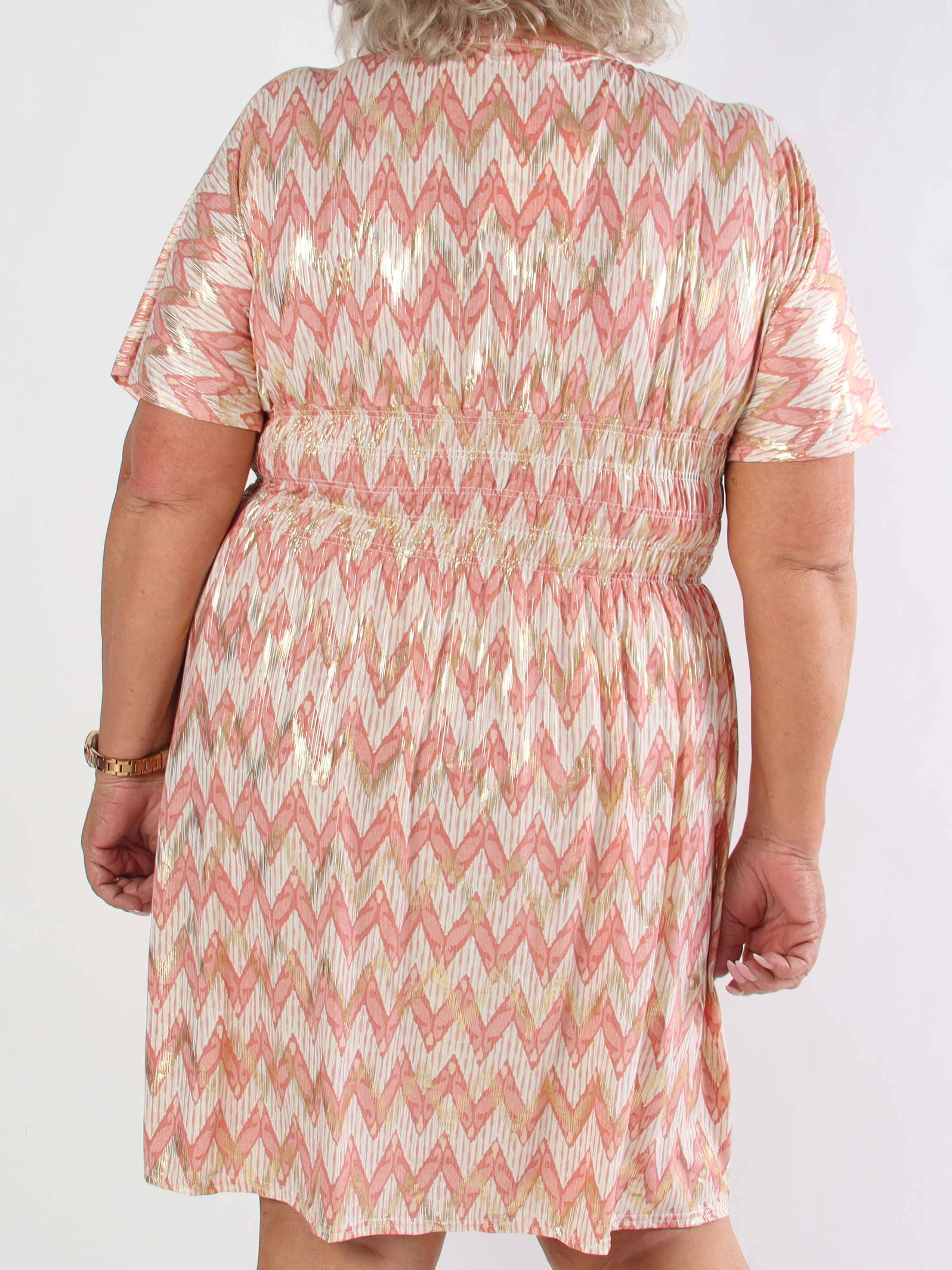 Pams Zigzag Short - Elastisk mönstrad plus size klänning med guld detaljer