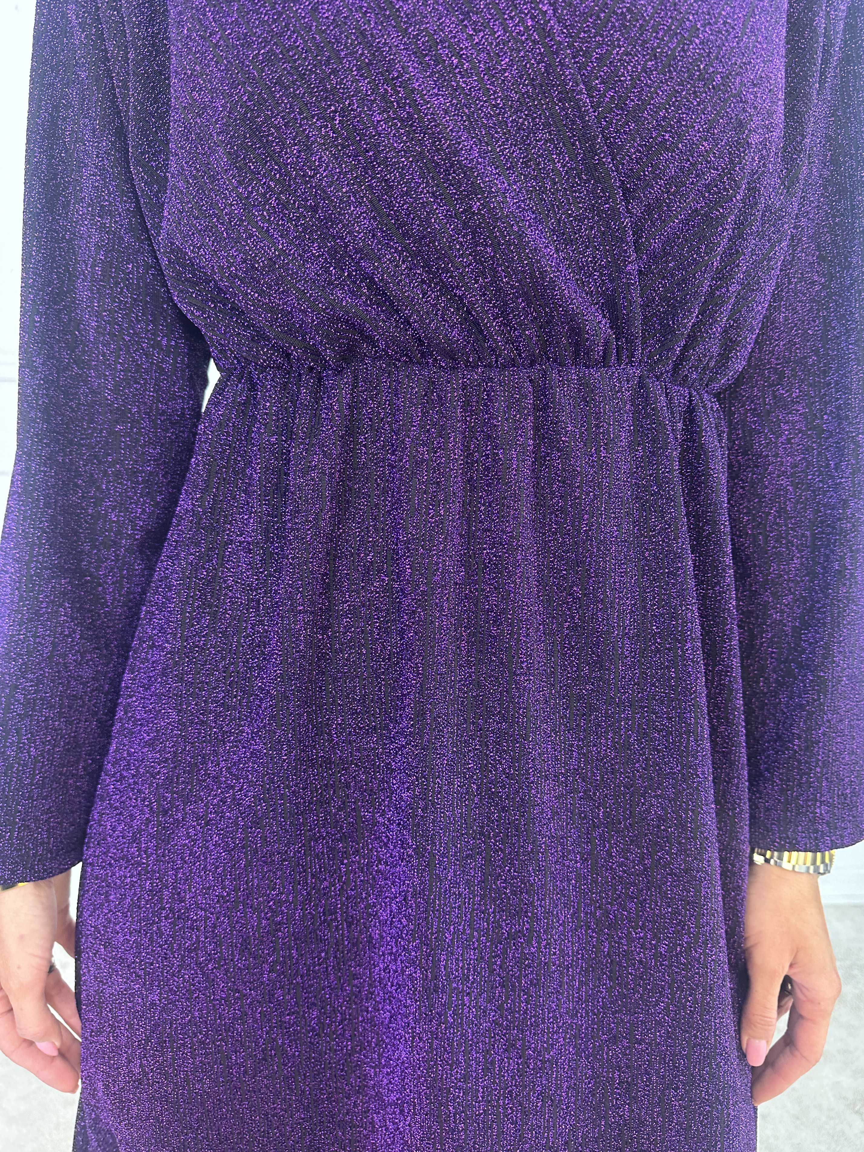 Lina - Söt festklänning med glittertråd och elegant korsdetalj vid bysten