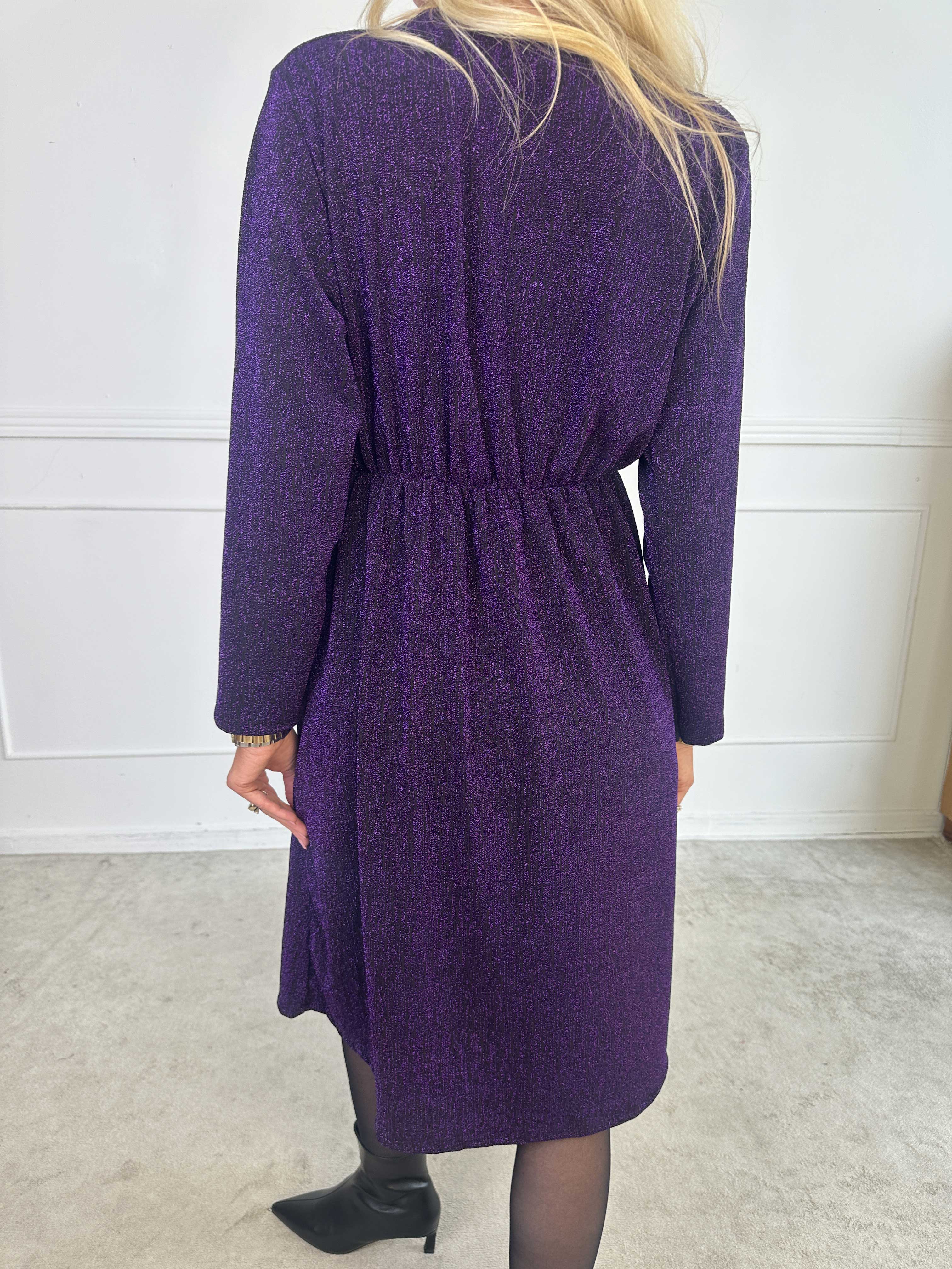 Lina - Söt festklänning med glittertråd och elegant korsdetalj vid bysten