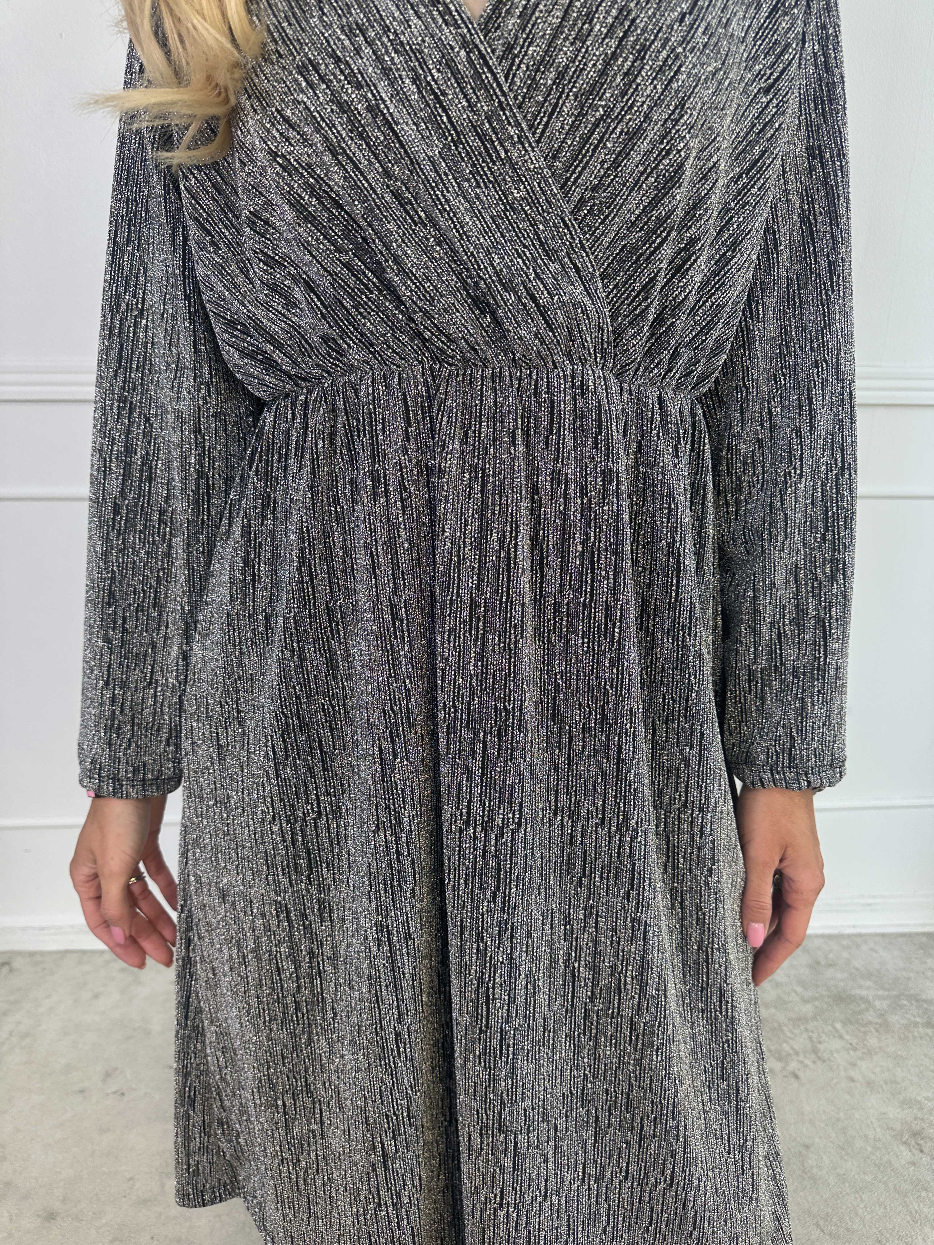 Lina - Söt festklänning med glittertråd och elegant korsdetalj vid bysten