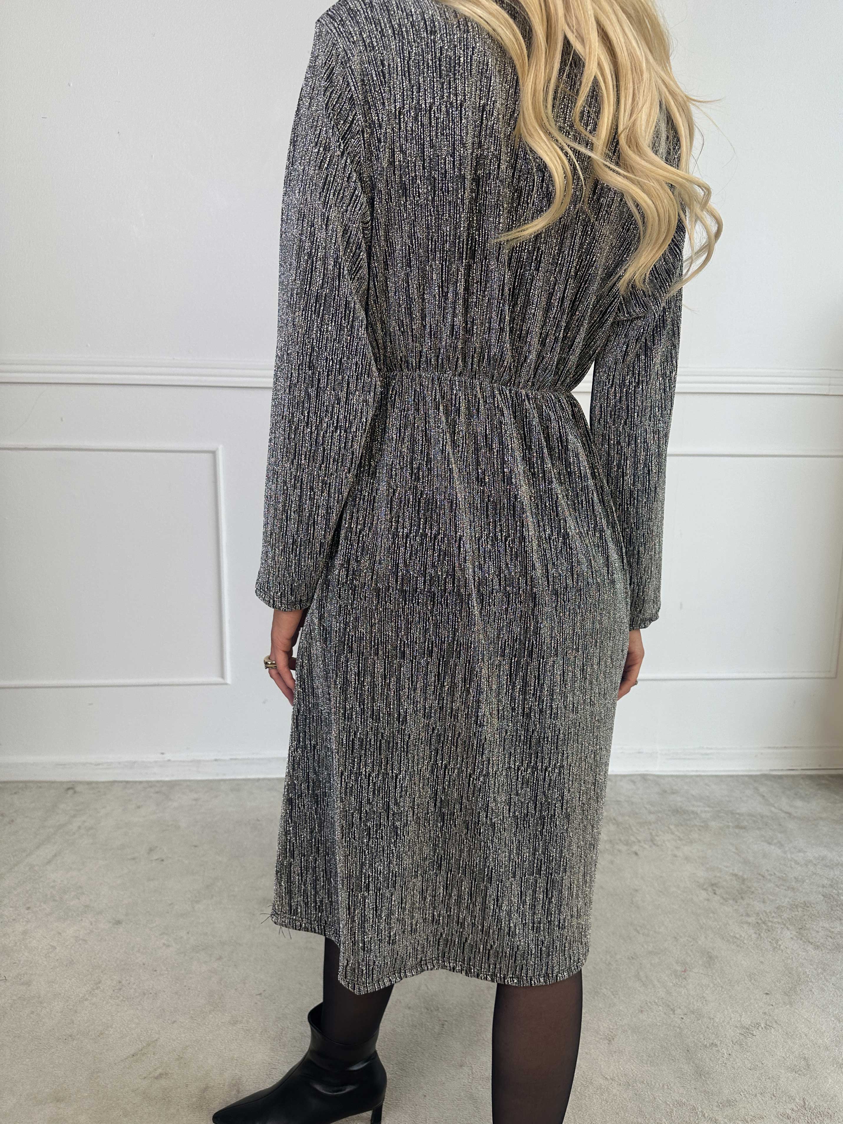 Lina - Söt festklänning med glittertråd och elegant korsdetalj vid bysten