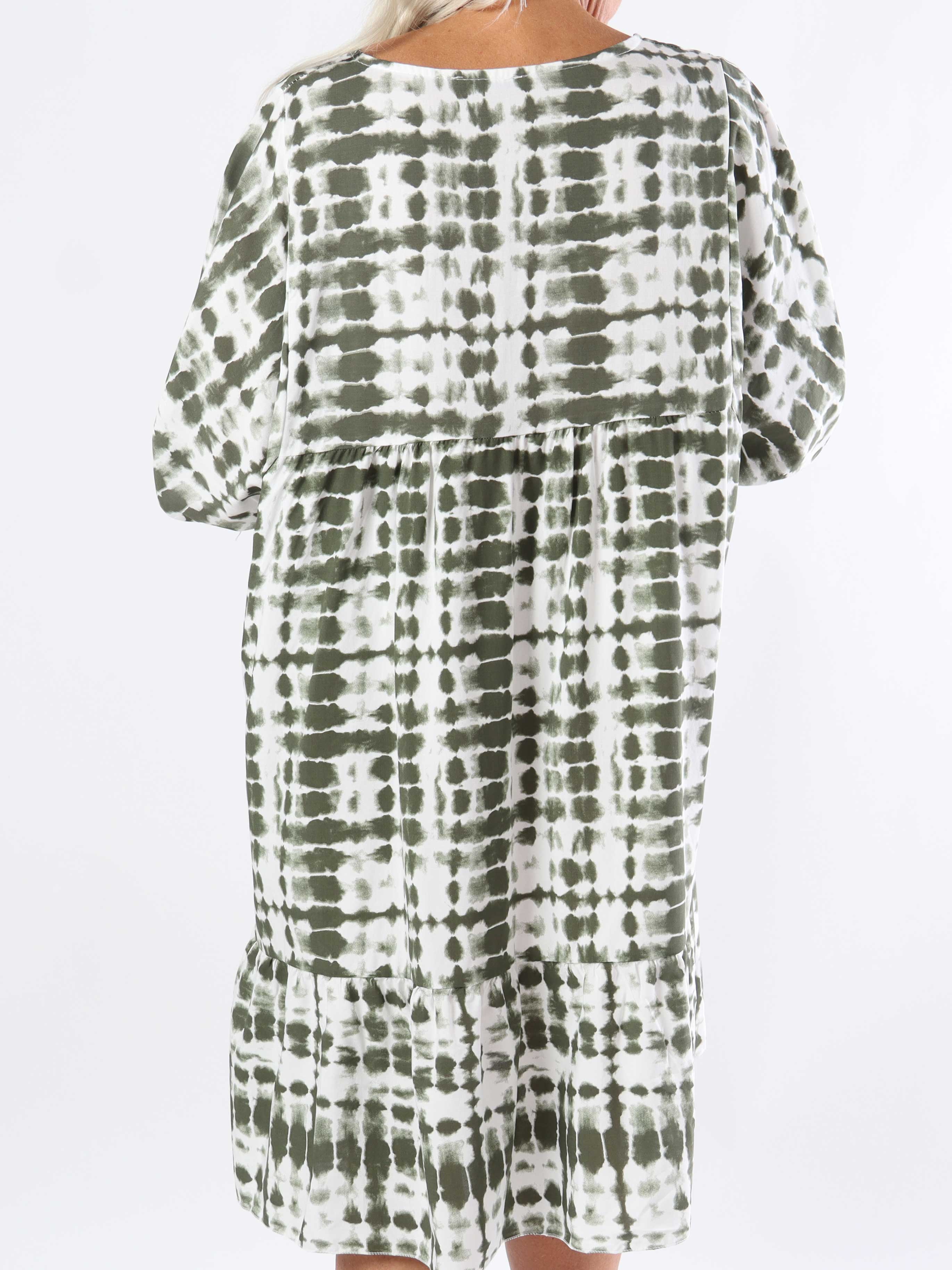 Lyon - Söt plus size-klänning i viskos med batikmönster