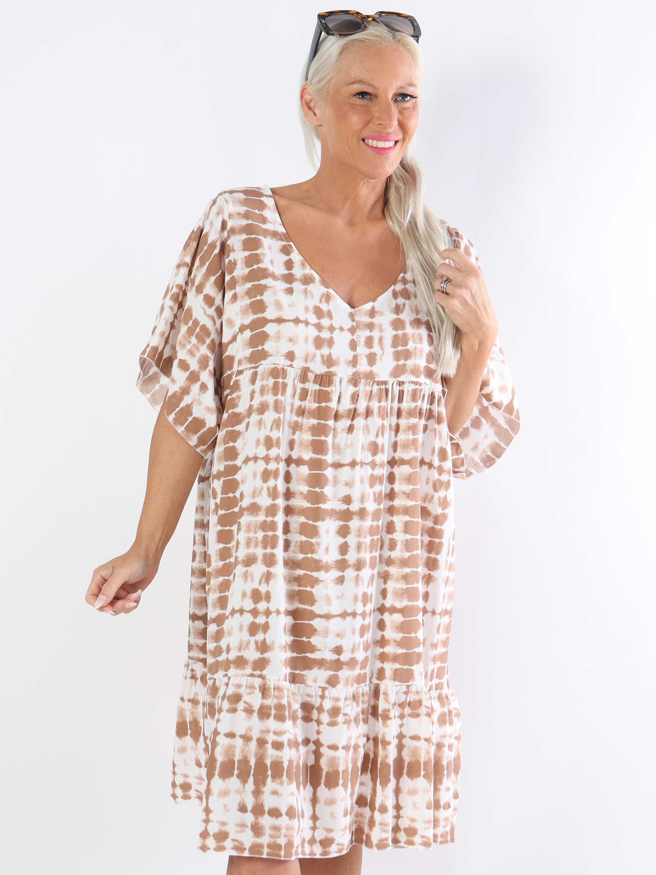 Lyon - Söt plus size-klänning i viskos med batikmönster